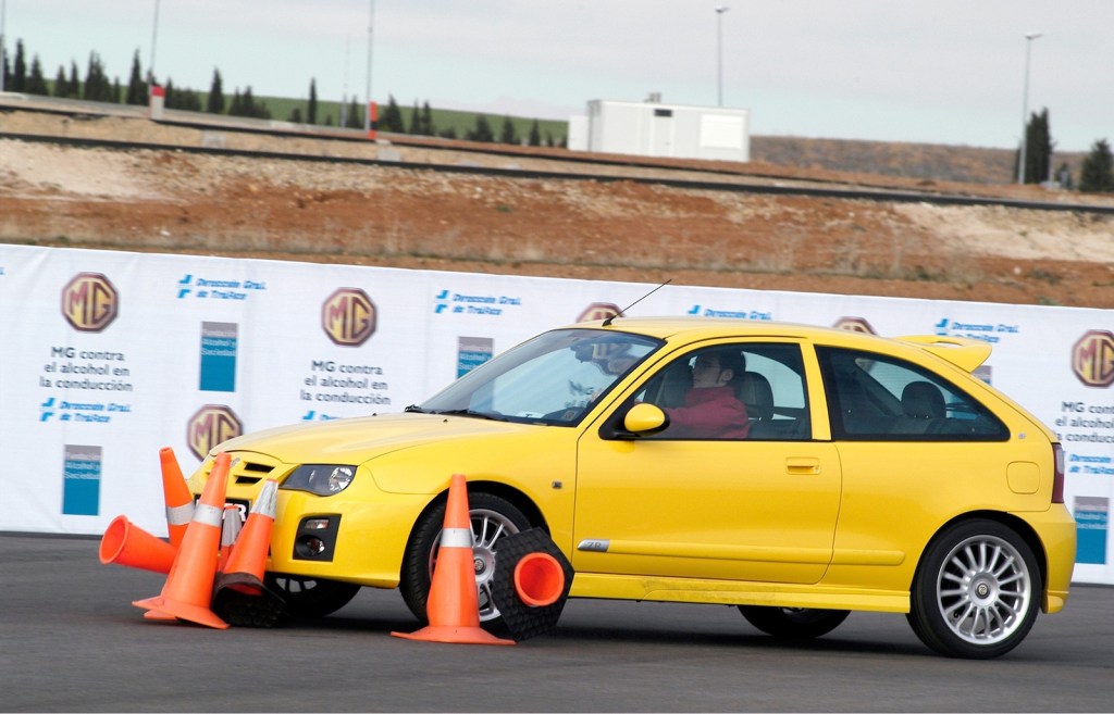 드라이빙 스쿨 – 브레이크 사용요령… 급제동땐 조향성&nbsp;확보