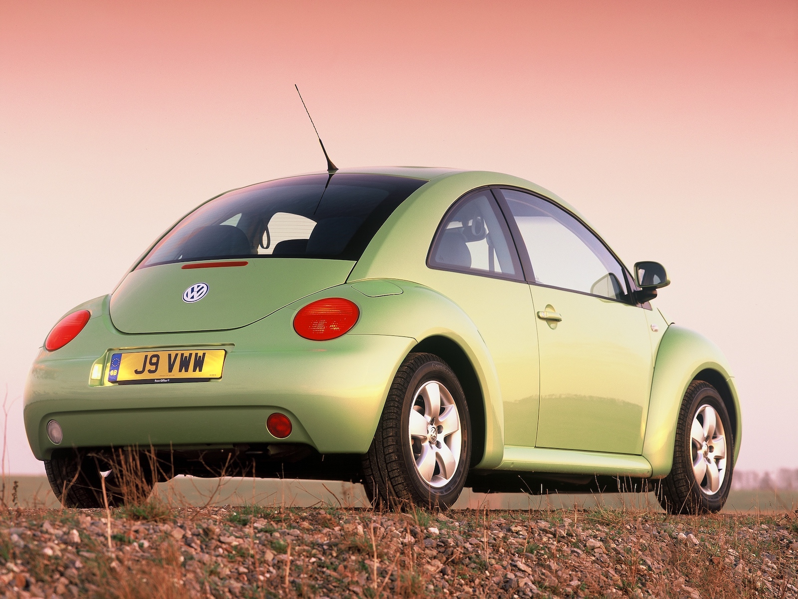 2001-Volkswagen_New_Beetle-2