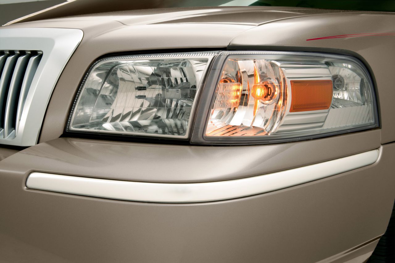 06MercGrandMarquis_03