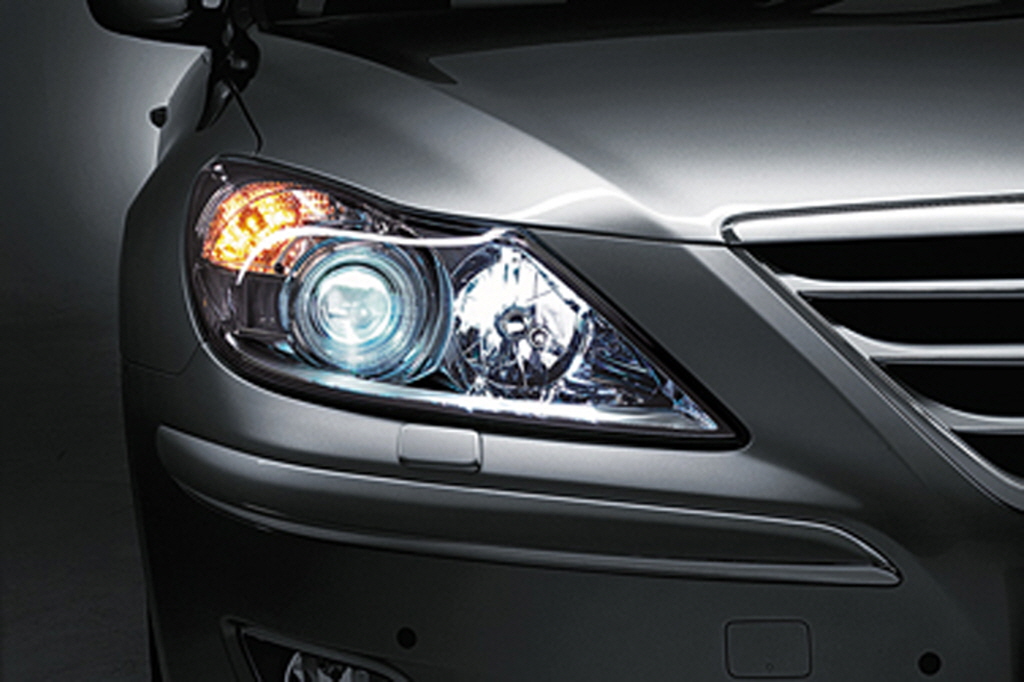 s_2010-Hyundai-Genesis-HID-Xenon-Headlights
