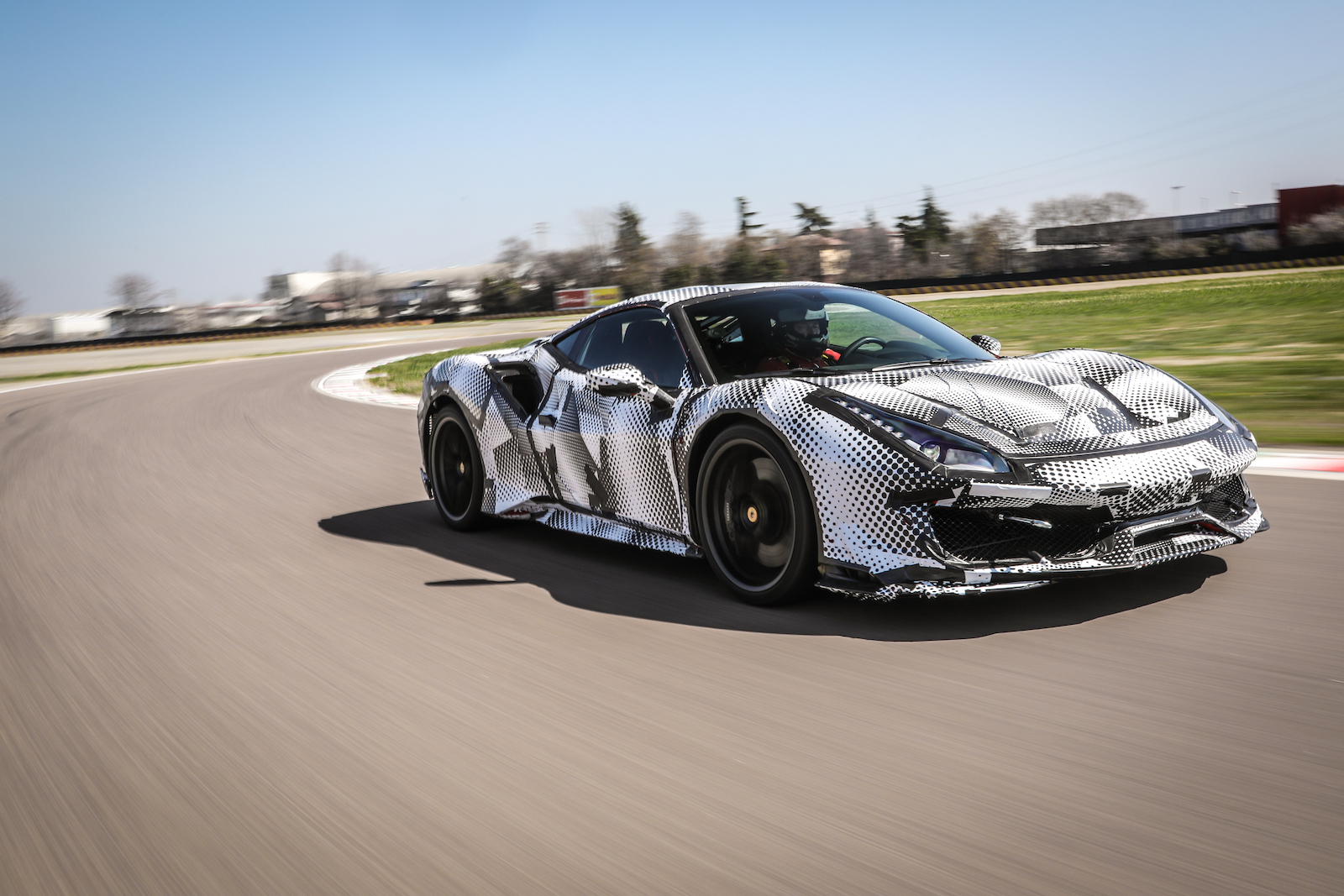 2018-Ferrari_488_Pista_SP-08