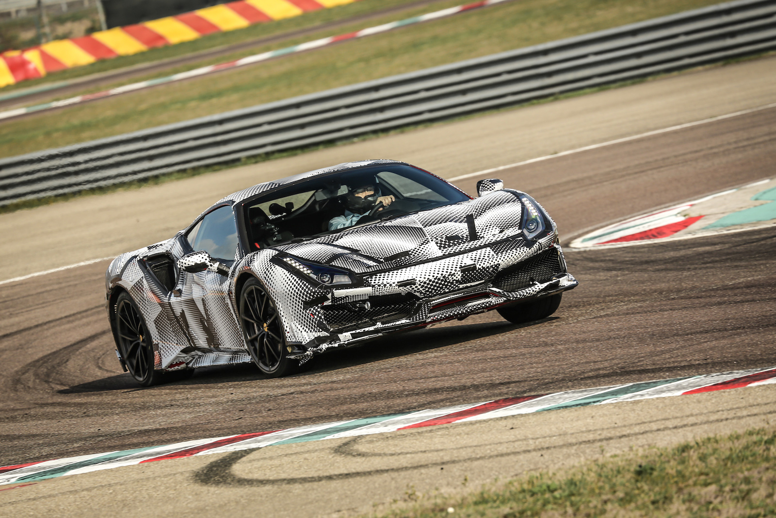 2018-Ferrari_488_Pista_SP-14r