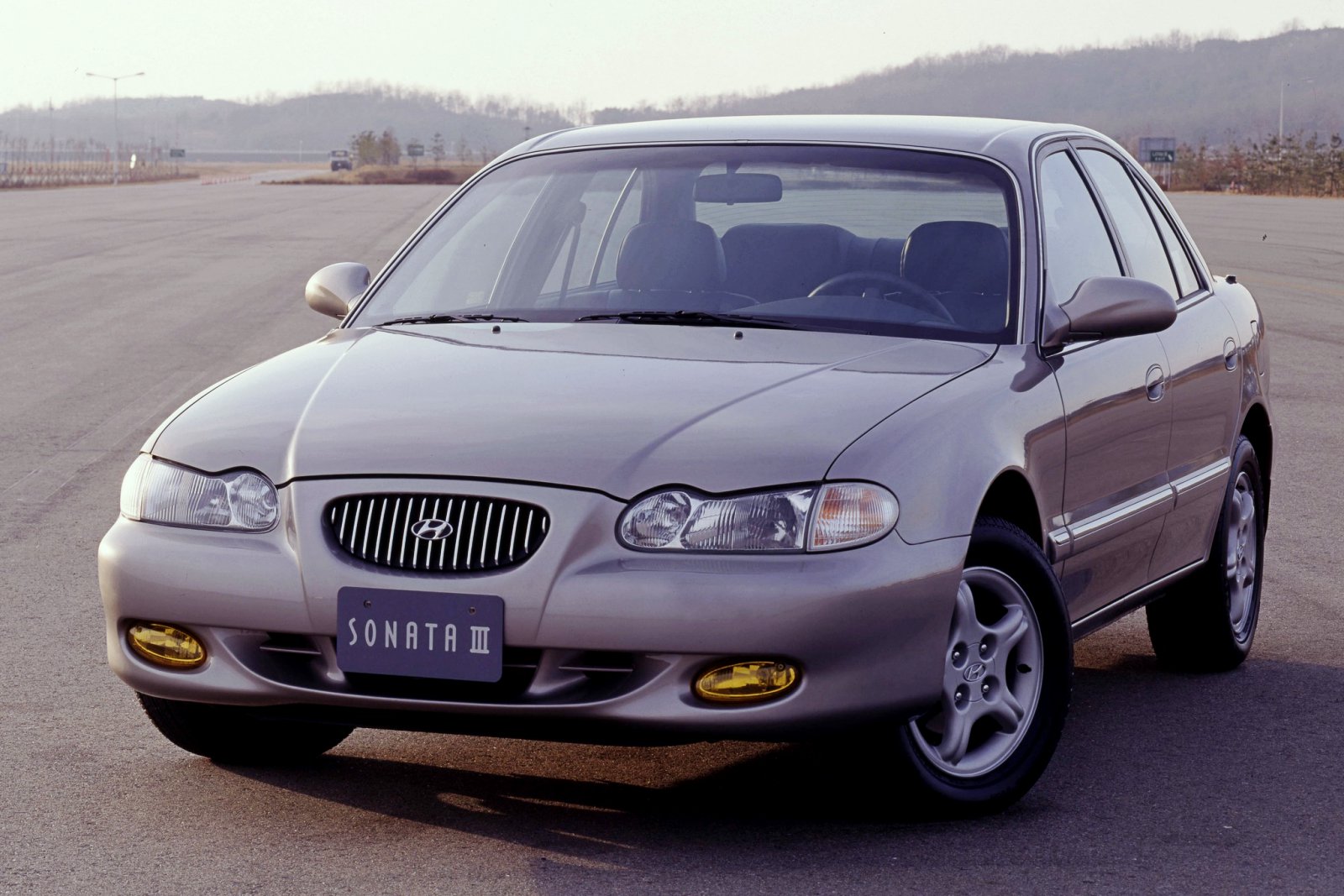 1998-Hyundai_Sonata3-1