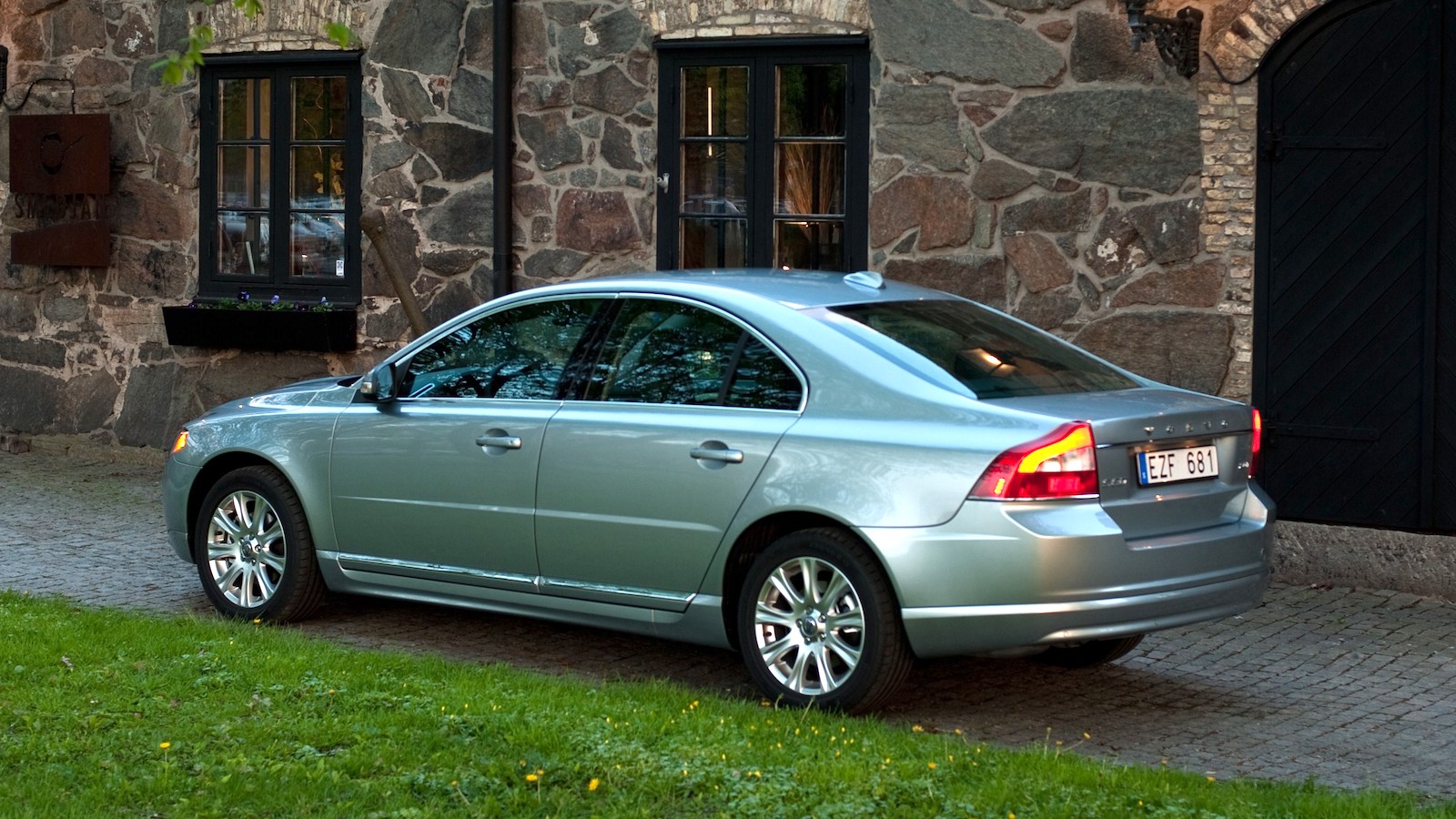 2010-Volvo_S80-2