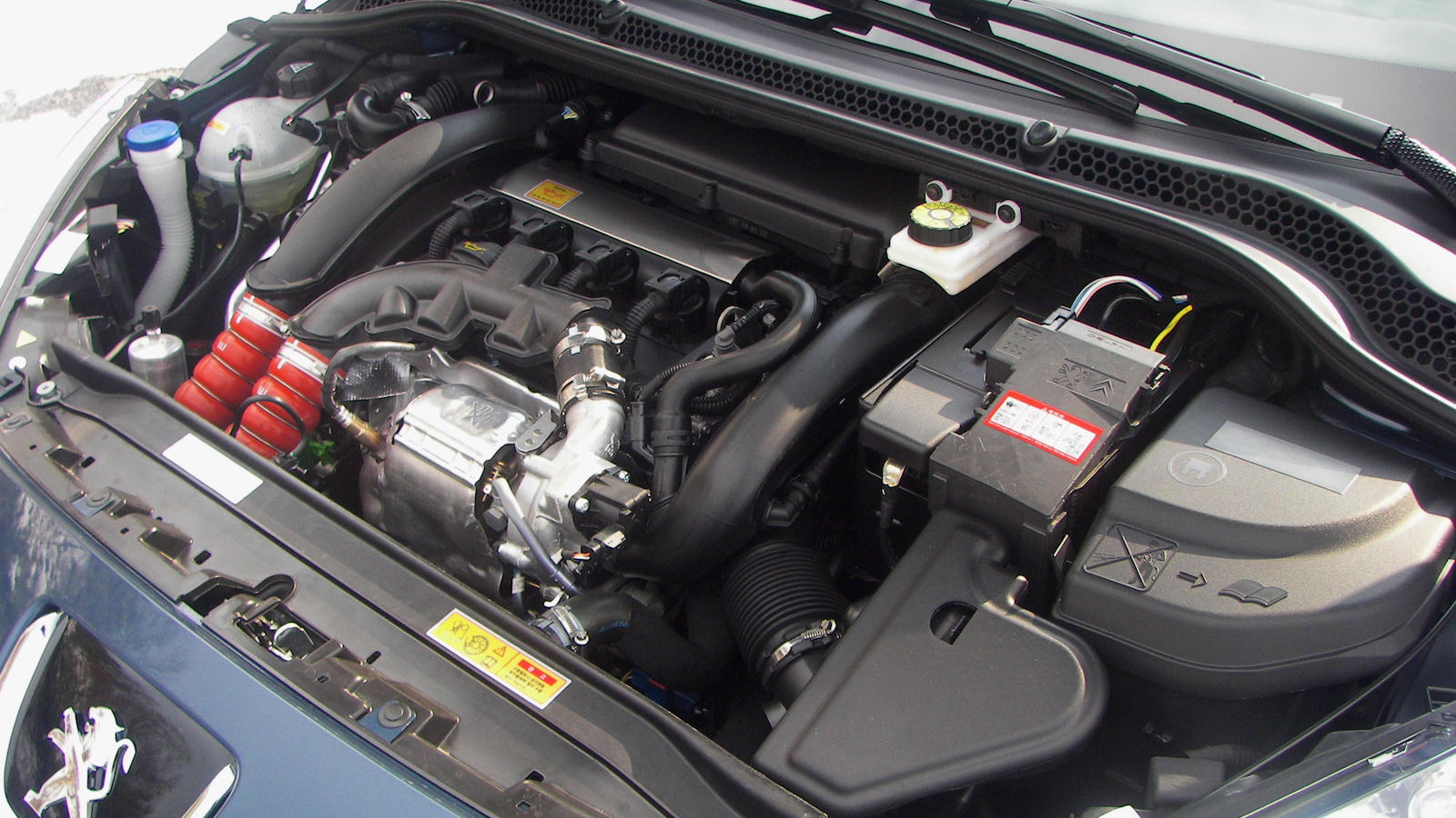 2011-Peugeot_RCZ_THP156-6