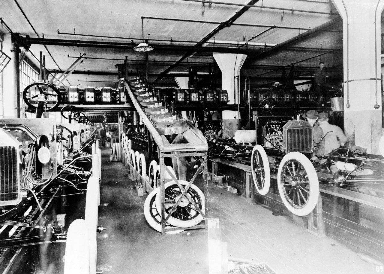 s1914-Ford-Highland-Park-Plant-assembly-line