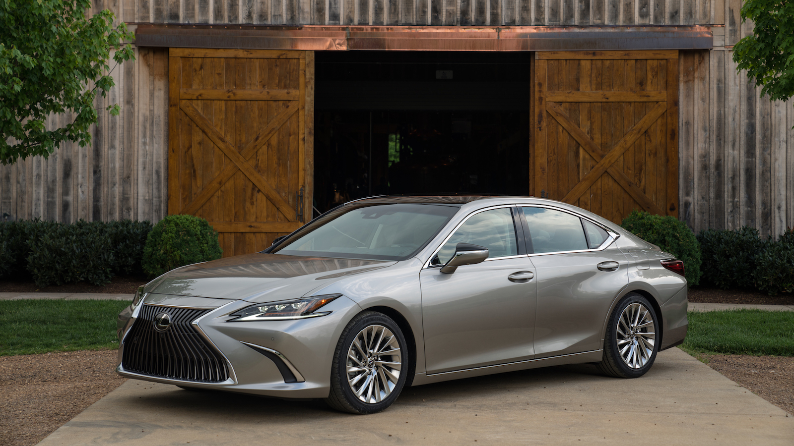 2019-Lexus_ES_300h-1
