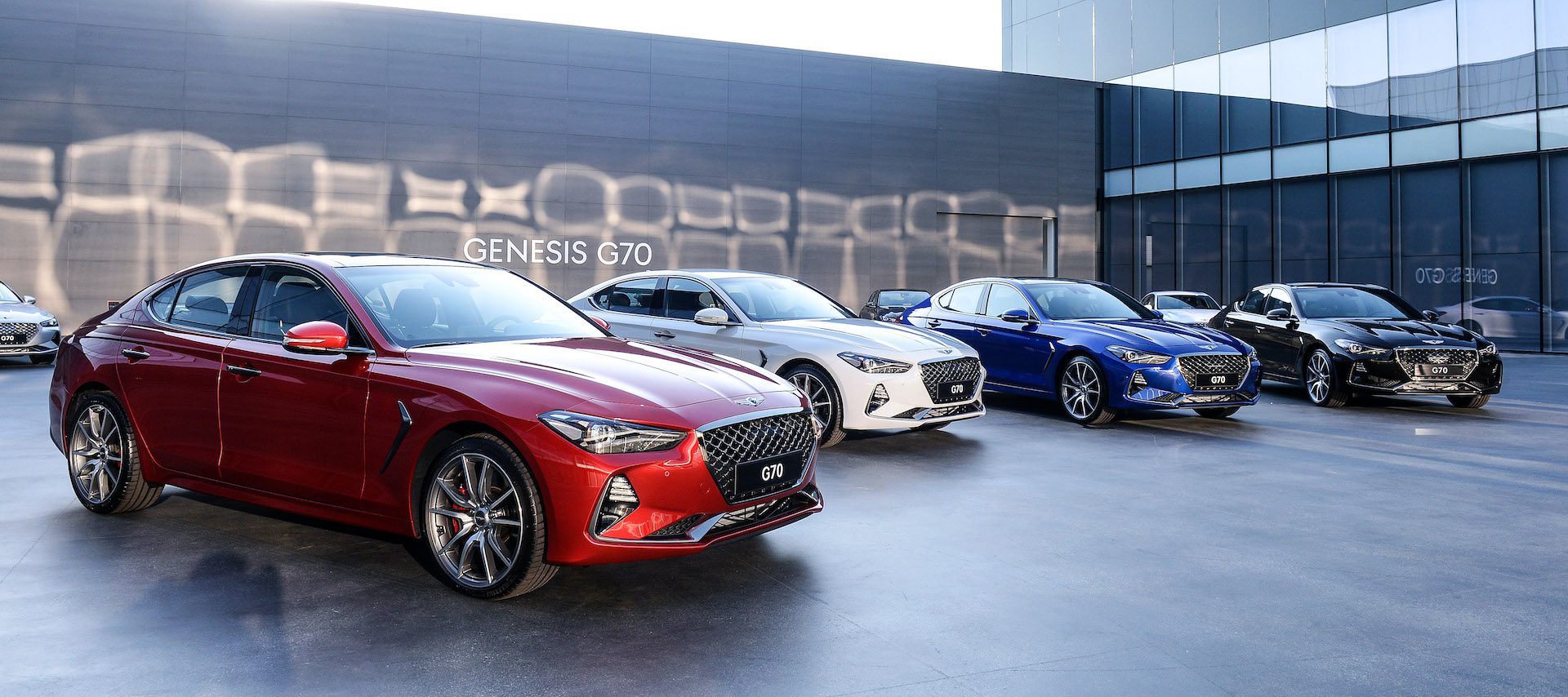 유난히 무거워 보이는 제네시스 G70의 어깨