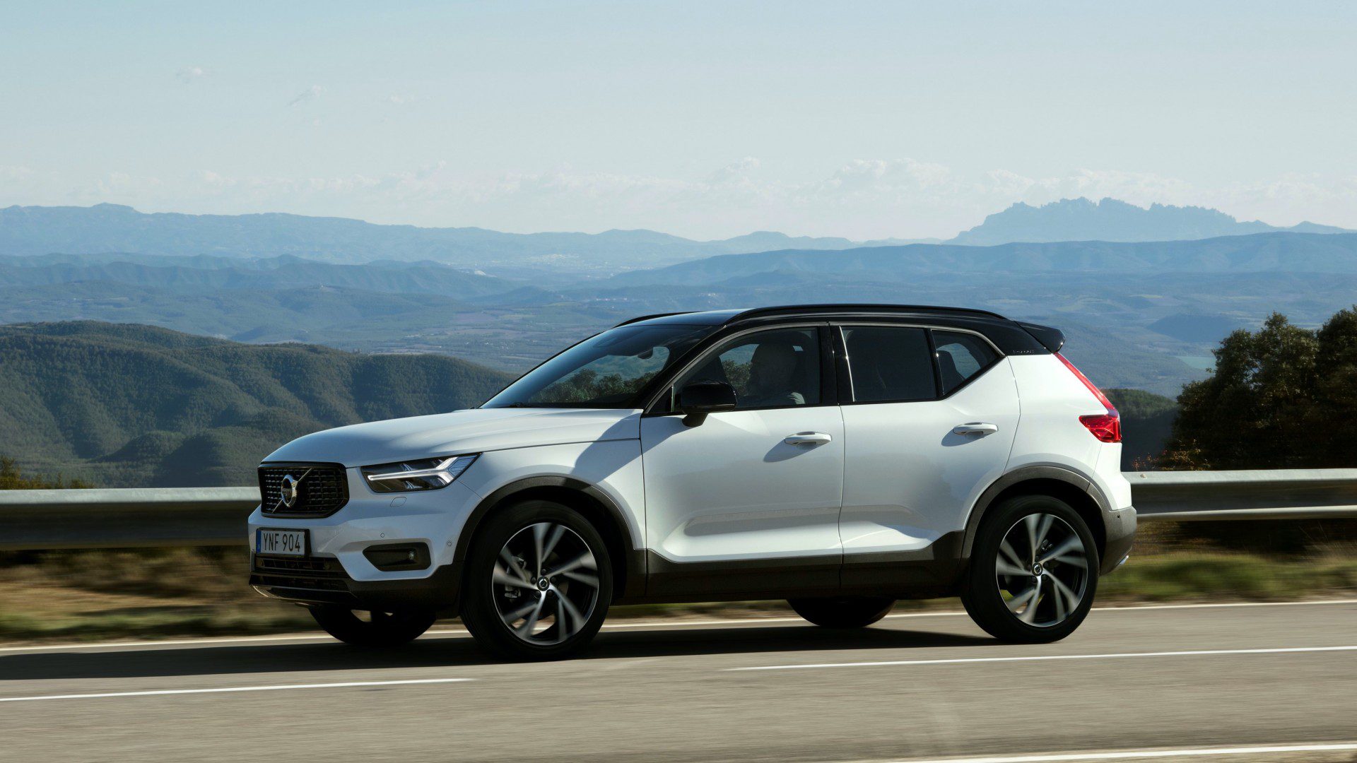 볼보 XC40 T4 R-디자인