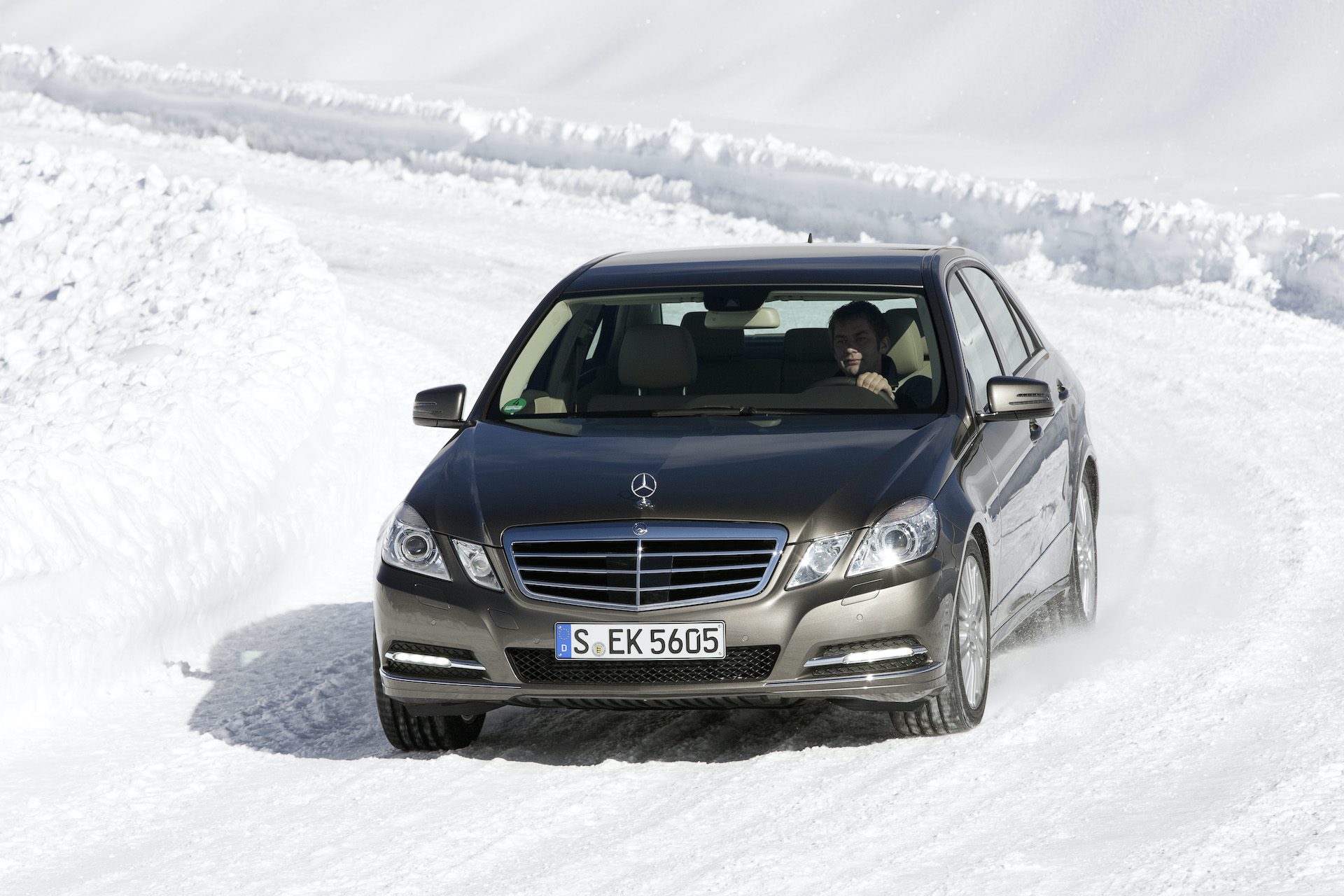 4도어 세단, 4륜구동은 어떨까?