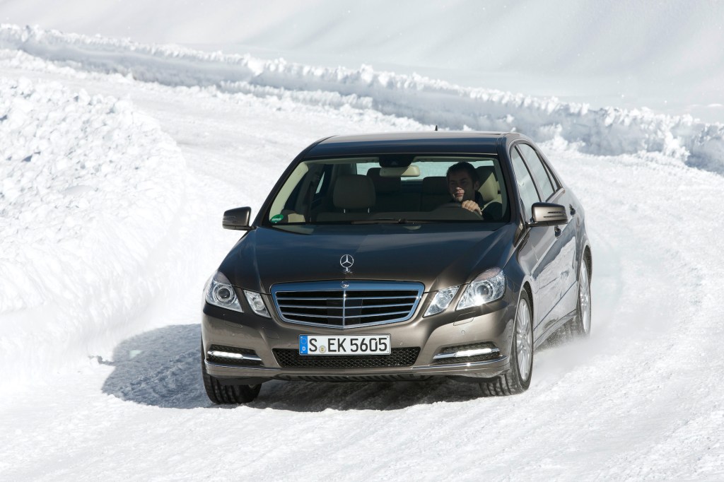 4도어 세단, 4륜구동은&nbsp;어떨까?