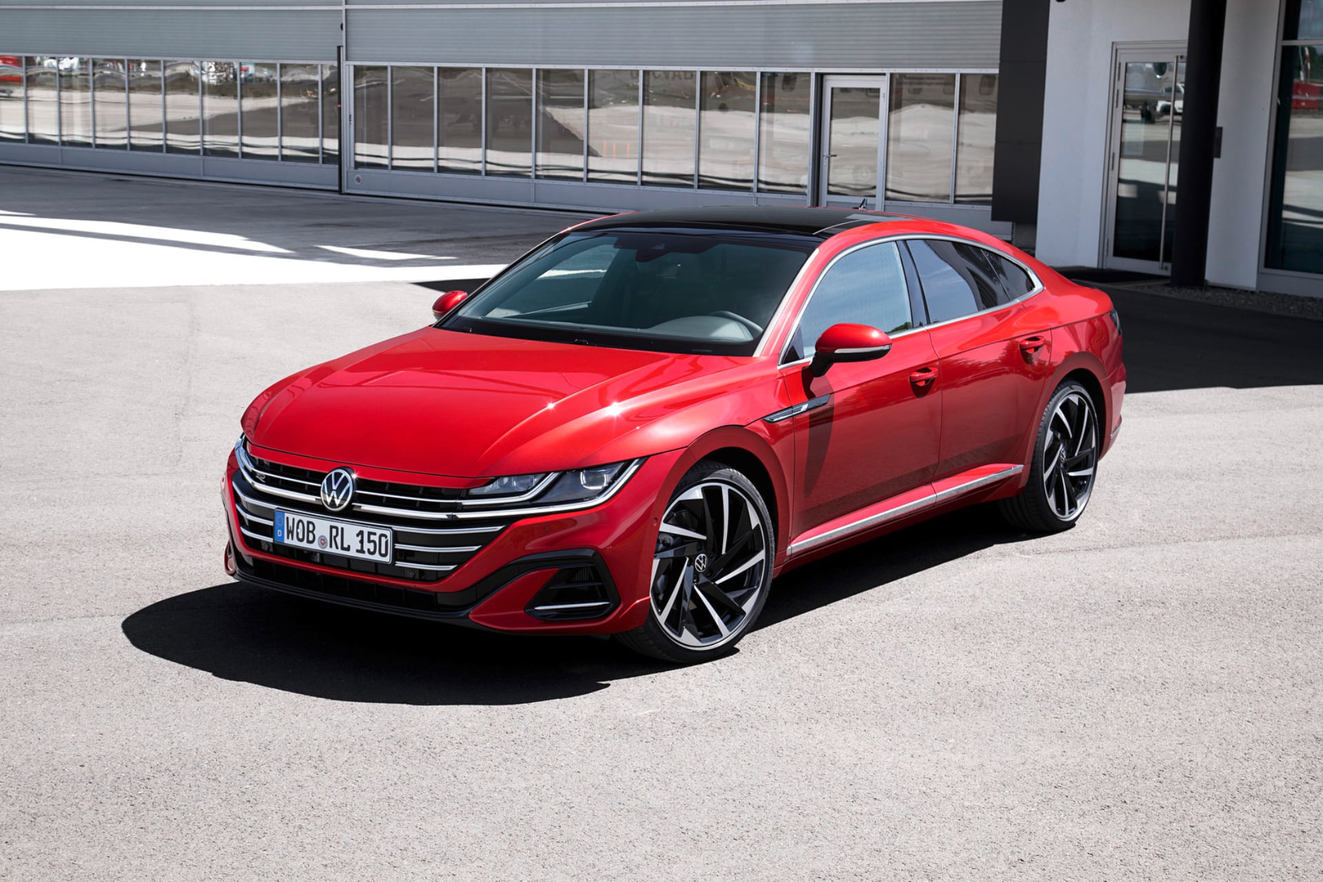 국내 처음 판매되는 R-Line 트림과 함께 선보인 폭스바겐 아테온 4모션