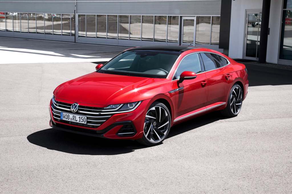 국내 처음 판매되는 R-Line 트림과 함께 선보인 폭스바겐 아테온&nbsp;4모션