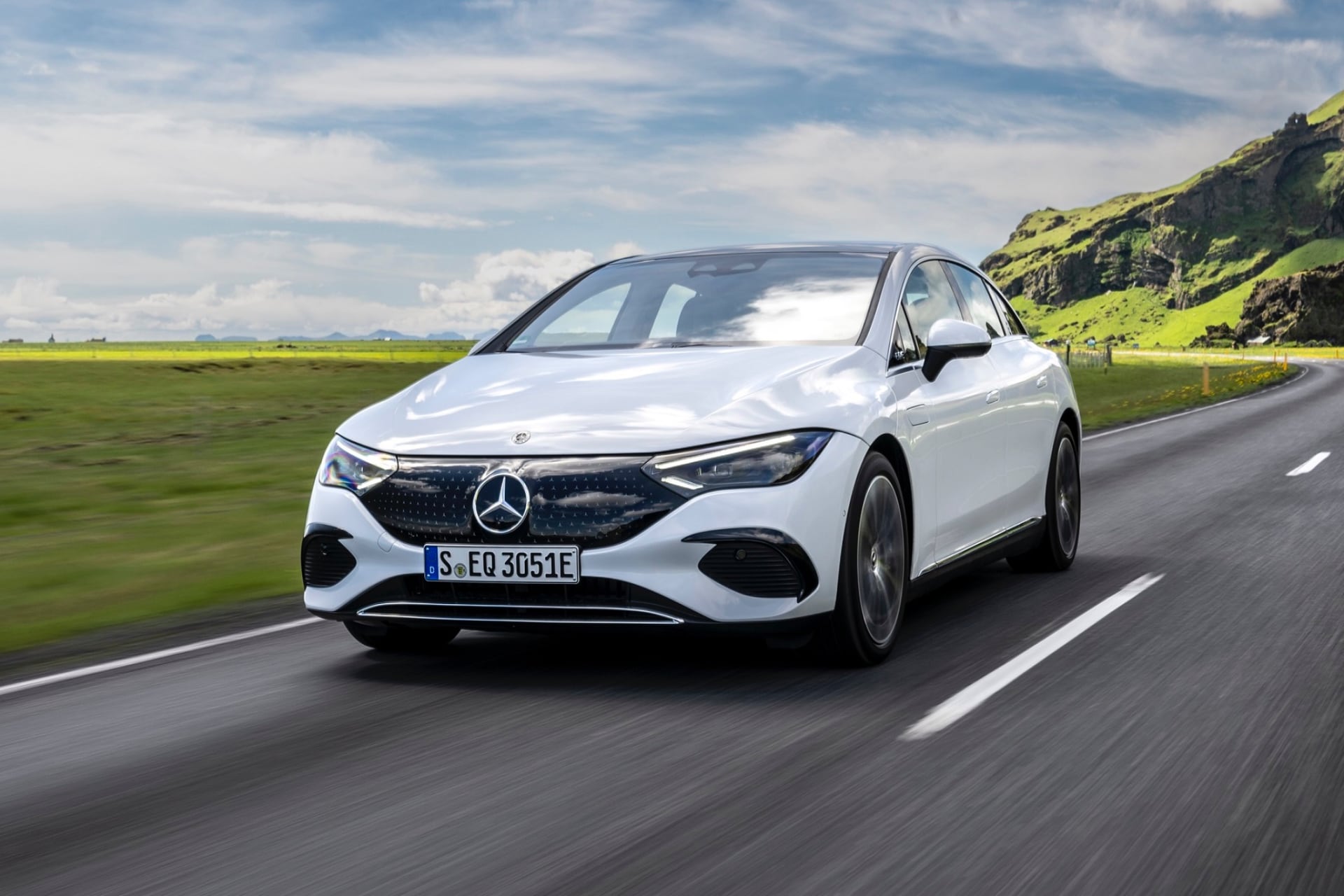 메르세데스-벤츠 코리아, 최대 471km 가는 전기 세단 ‘더 뉴 EQE’ 국내 출시