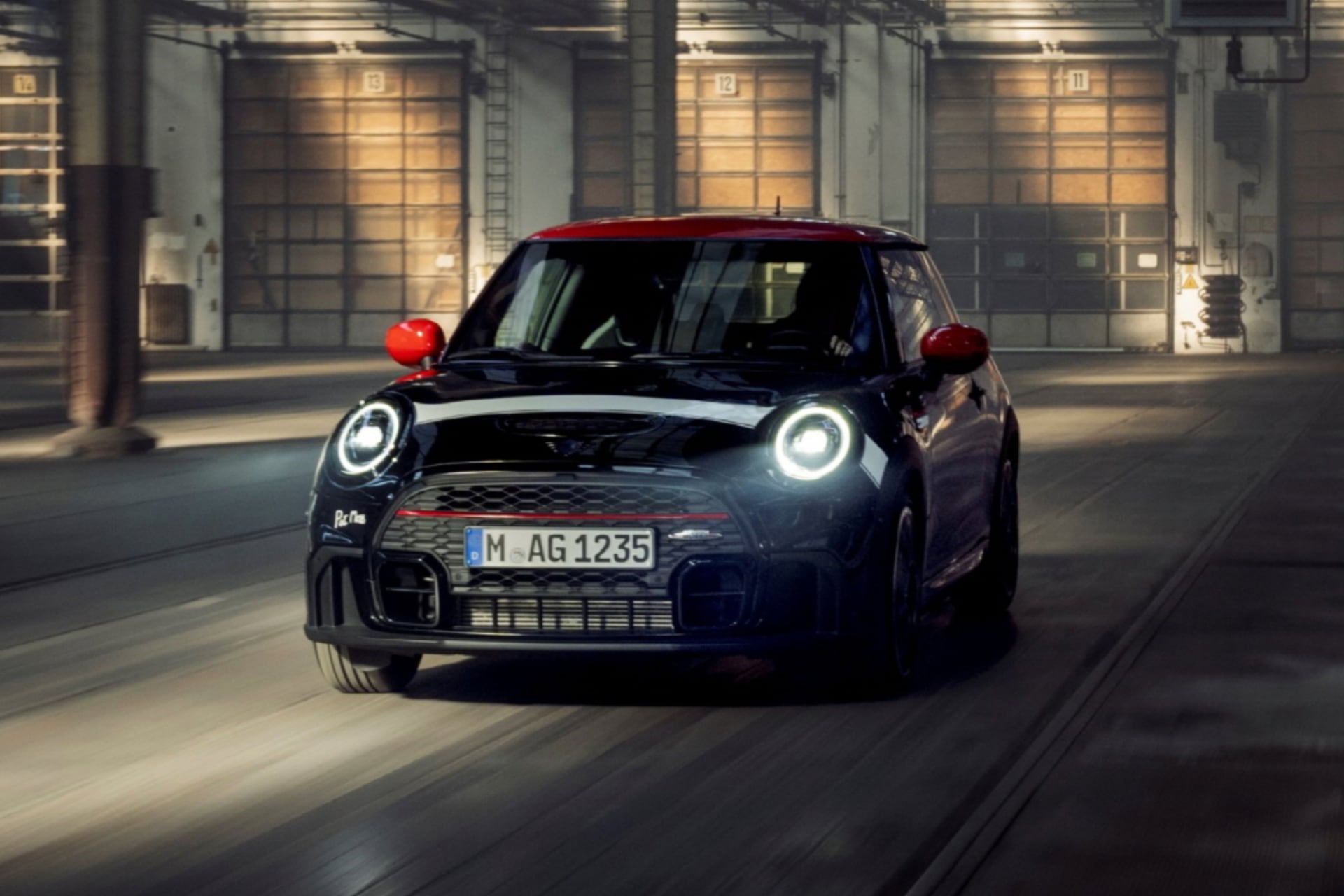 여성 레이서의 60년 전 우승을 기념하는 ‘미니 JCW 팻 모스 에디션’ 온라인 한정 판매