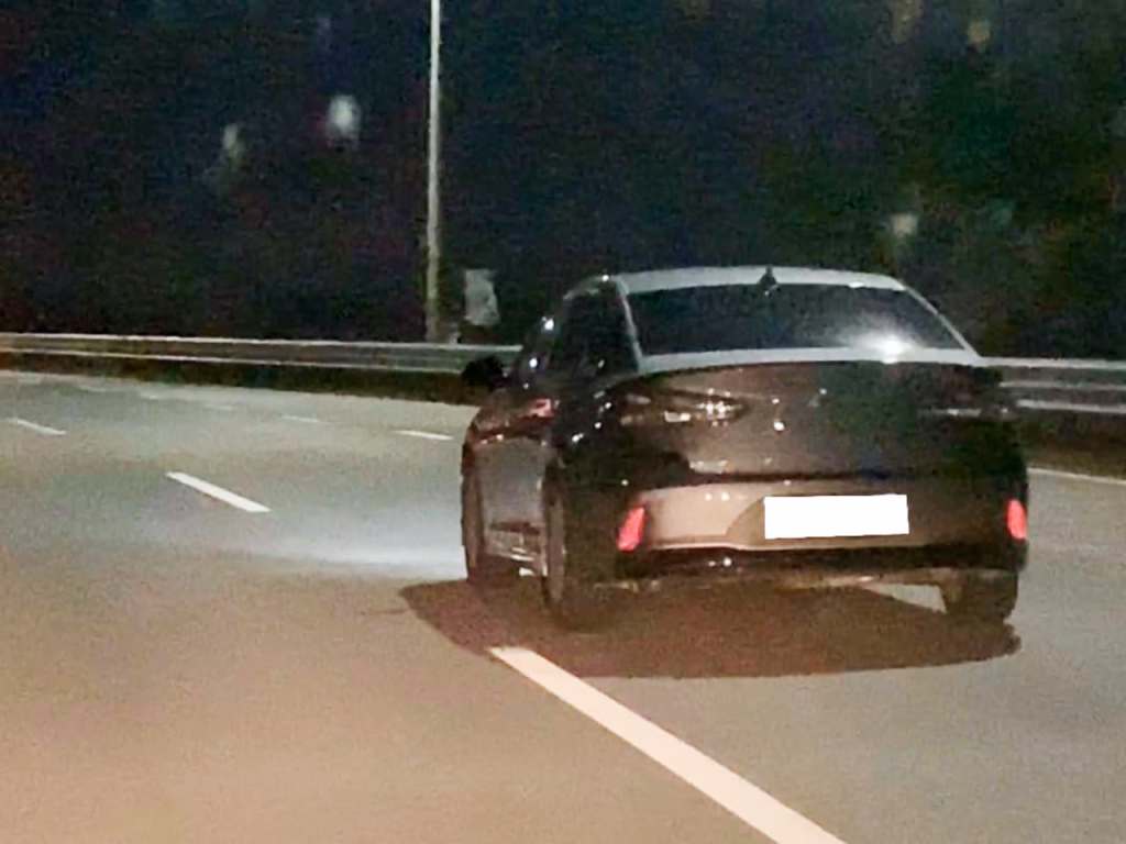 밤에도 헤드램프 켜지 않는 ‘스텔스 차’…&nbsp;답답합니다