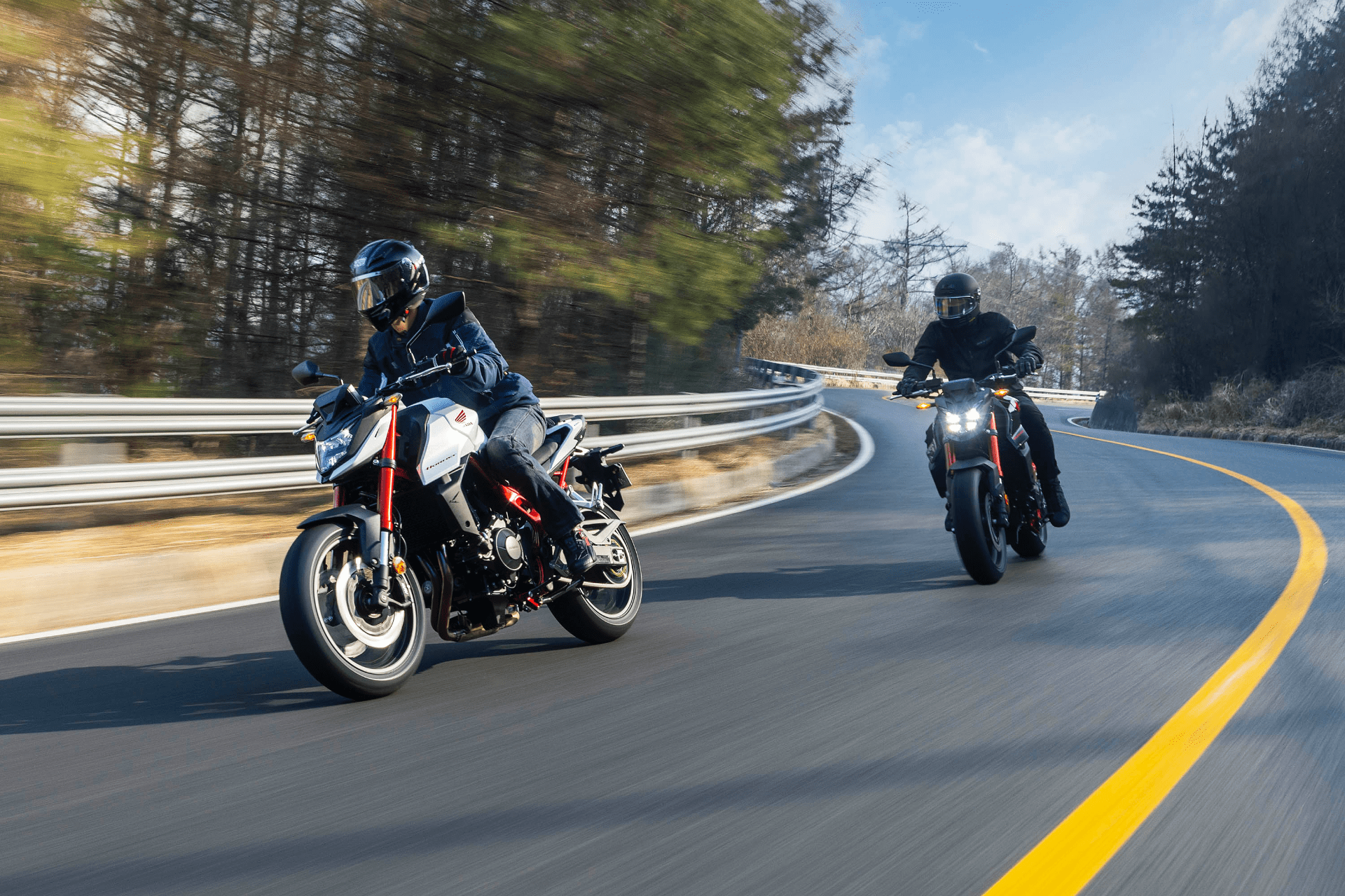 성능 높인 새 엔진 얹고 부활한 2023년형 혼다 CB750 호넷 출시