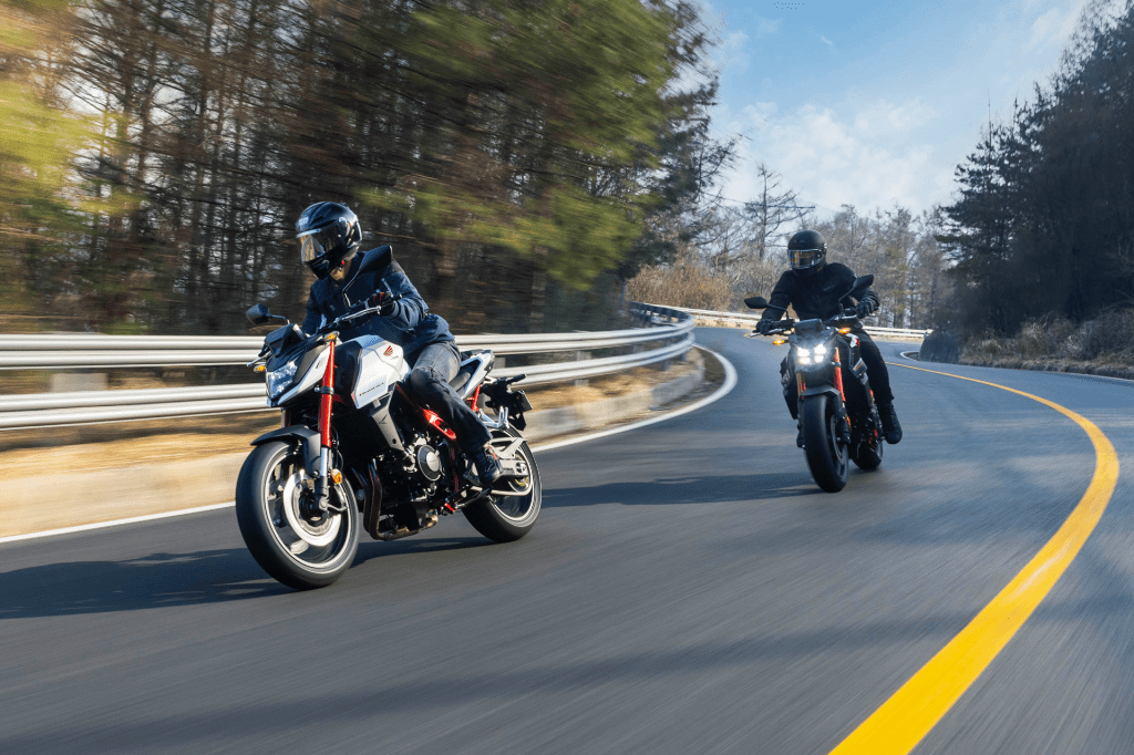 성능 높인 새 엔진 얹고 부활한 2023년형 혼다 CB750 호넷&nbsp;출시