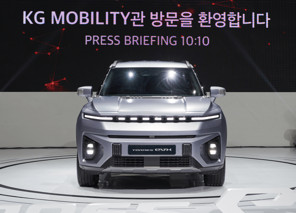 KG 모빌리티, 2023 서울모빌리티쇼에서 전기차 토레스 EVX 공개 및 사전계약 시작, 토레스 TX&nbsp;출시