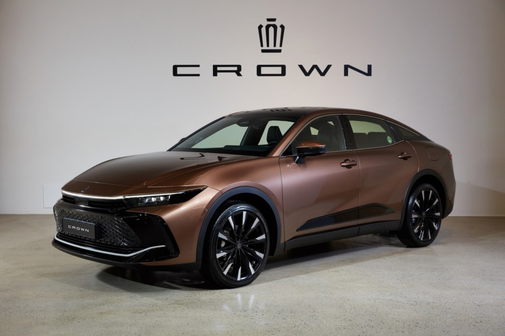 평범한 세단 아닌 크로스오버 – 토요타 크라운&nbsp;출시