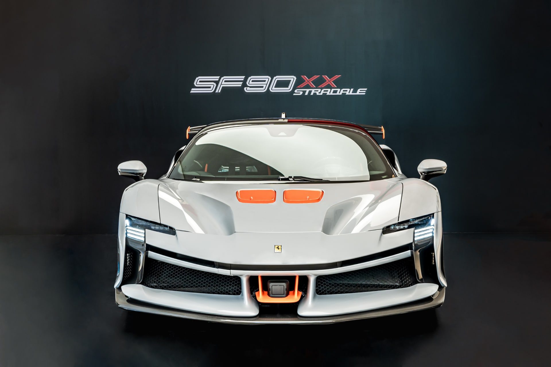 트랙과 일반도로 모두 달릴 수 있는 극한의 성능 – 페라리 SF90 XX 스트라달레 국내 최초 공개