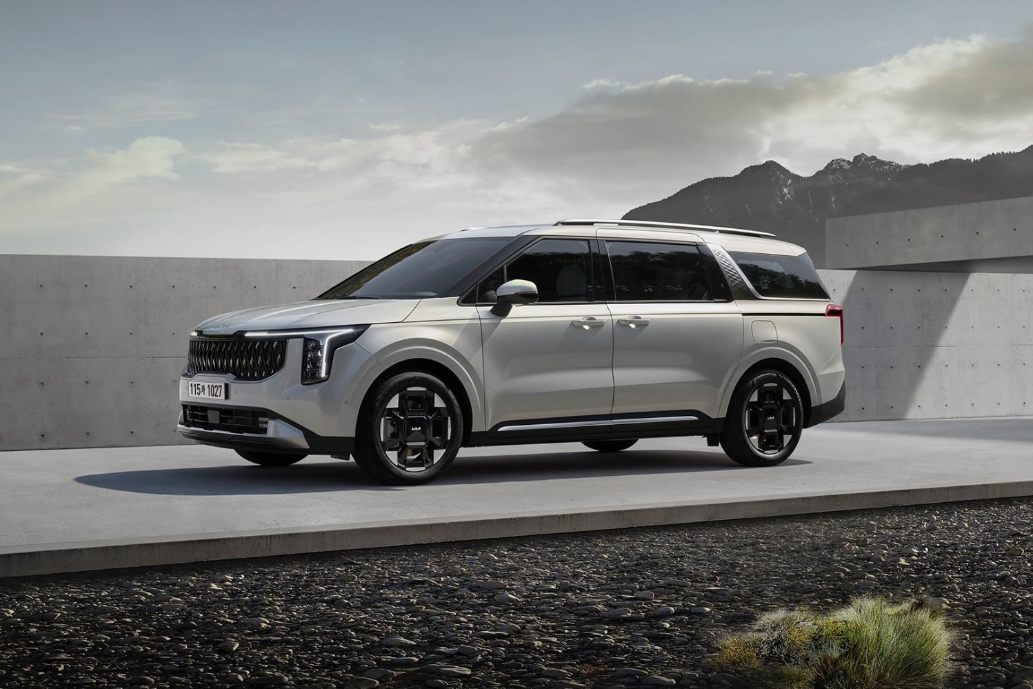 기아, ‘더 뉴 카니발’ 외장 디자인 공개해 – ‘스타맵 라이팅’ 반영하고 하이브리드 모델도 추가해