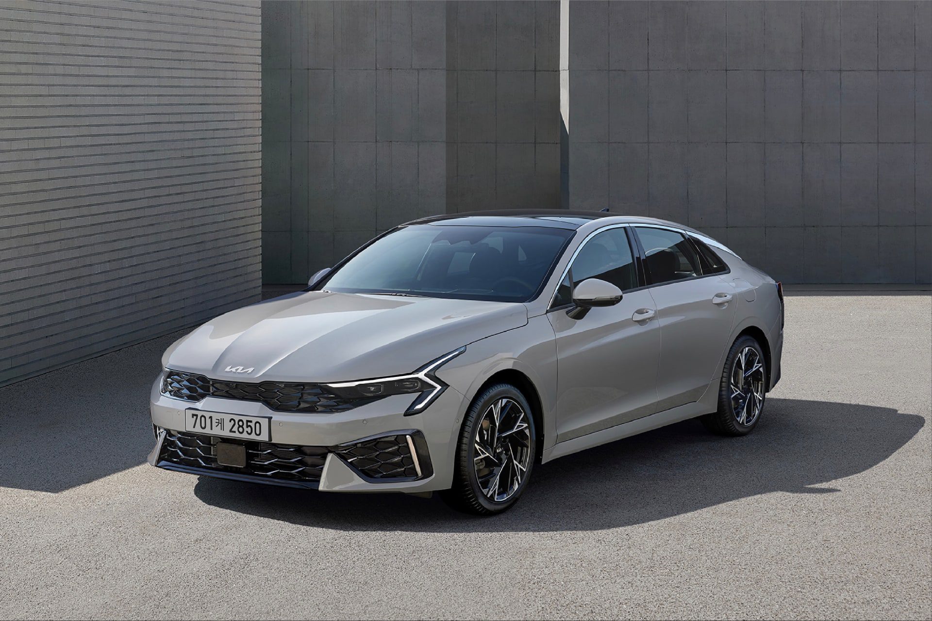 기아, ‘더 뉴 K5’ 공식 판매 시작 – 부분 변경 전후 비교하면?