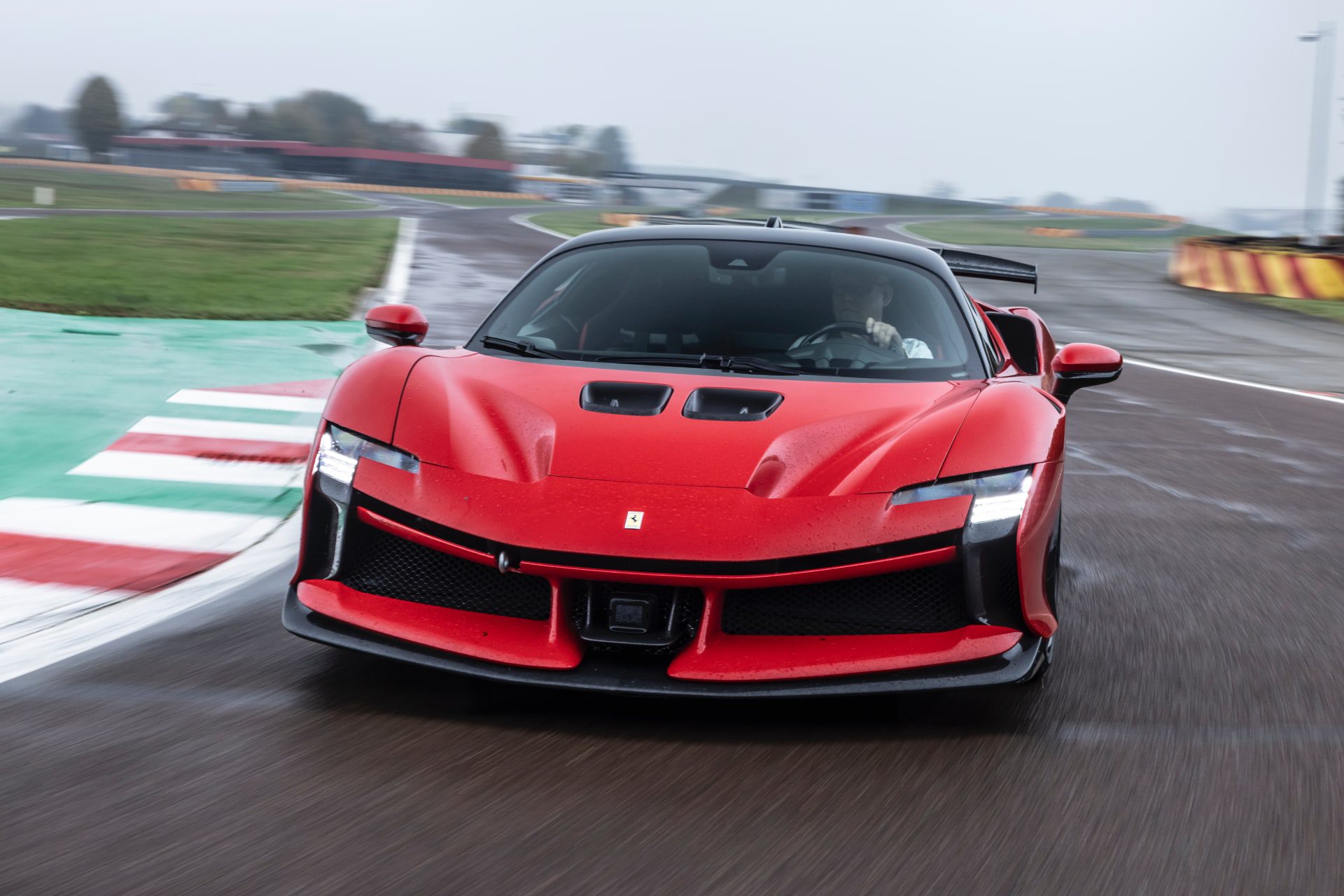 [링크-시승기] 무려 1,030마력, 페라리 SF90 XX 스트라달레