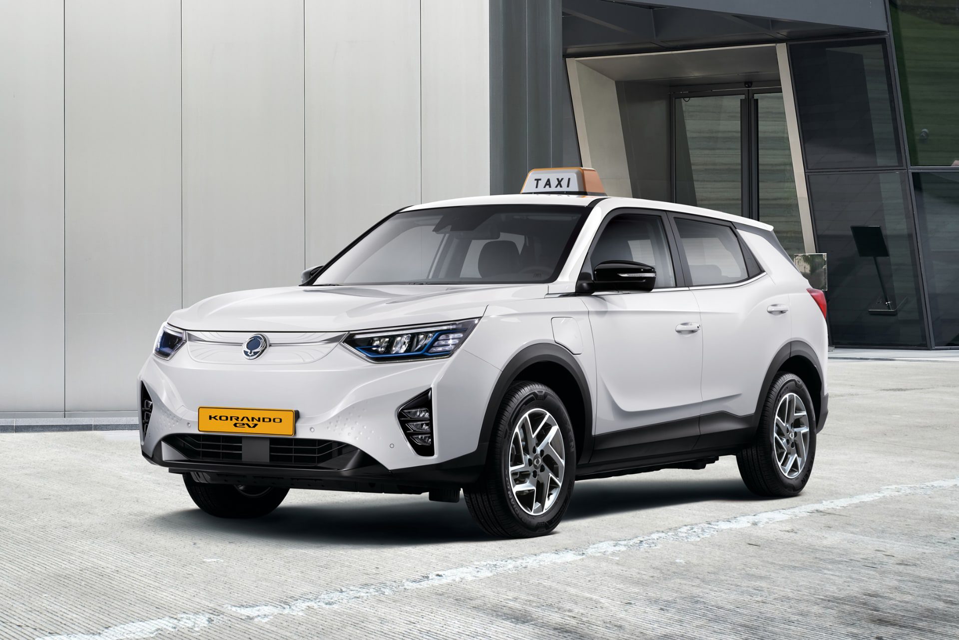 KG 모빌리티, 코란도 이모션 이름 ‘코란도 EV’로 바꾸고 택시 트림 추가… 2024년 6월 출시에 앞서 사전 계약 시작해