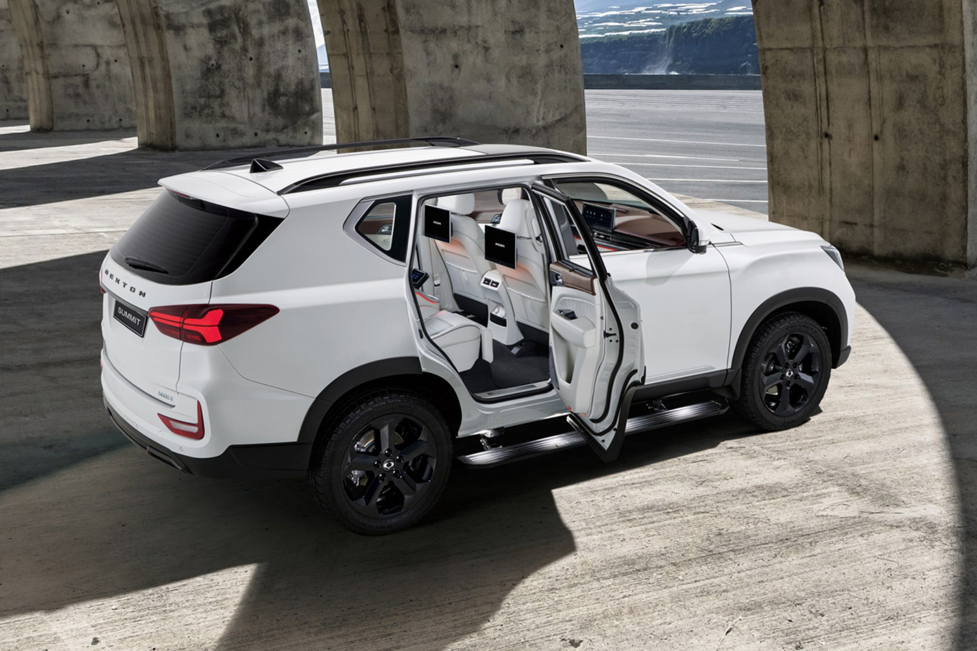 [새 차] KG 모빌리티 렉스턴 서밋 (Summit) – 2열 2인승 독립 시트 갖춘 최상위 최고급 렉스턴