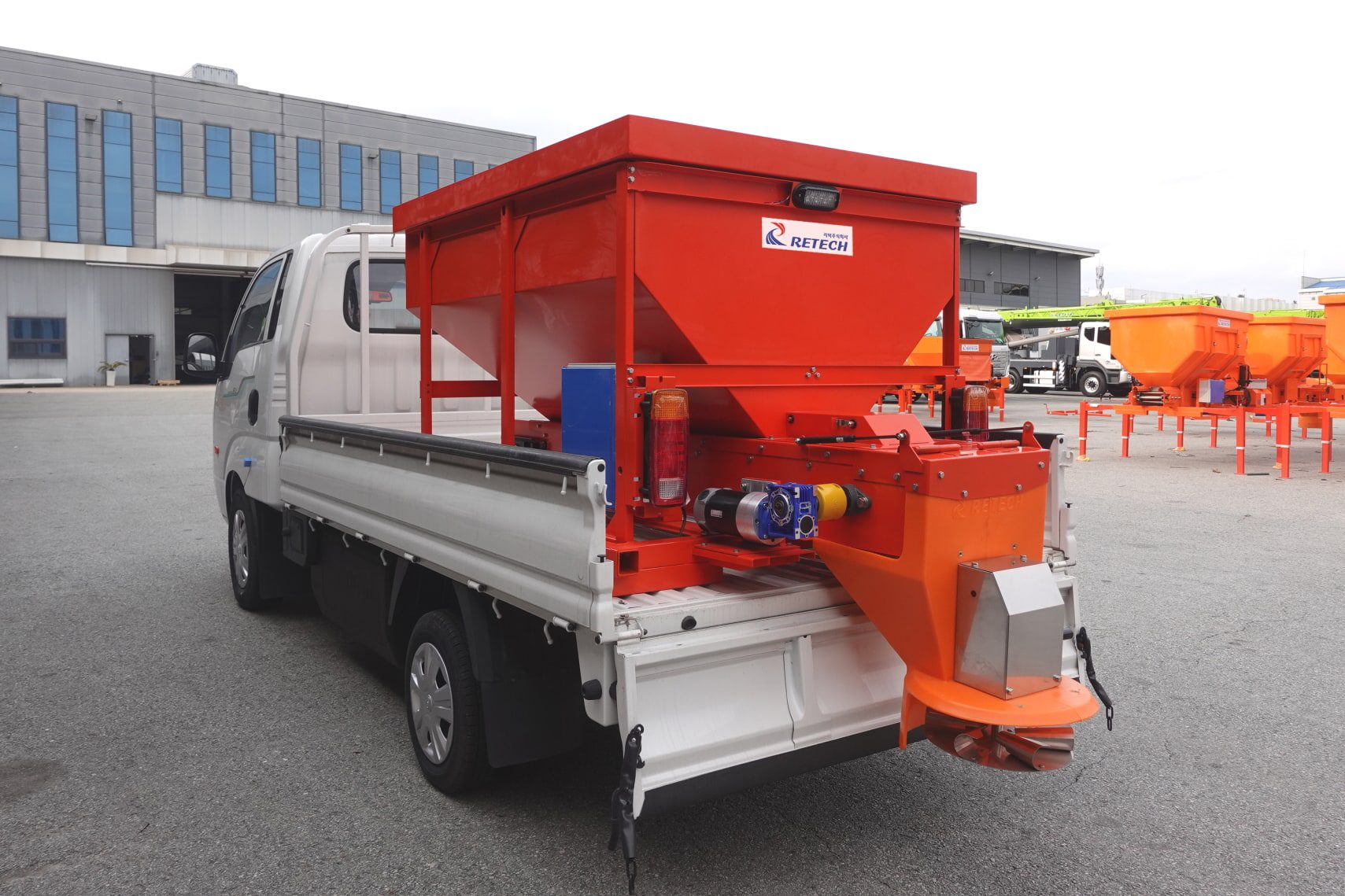 [새 제품] 리텍, 리튬이온 배터리 탑재 신형 ‘1톤 전기식 살포기’ 출시