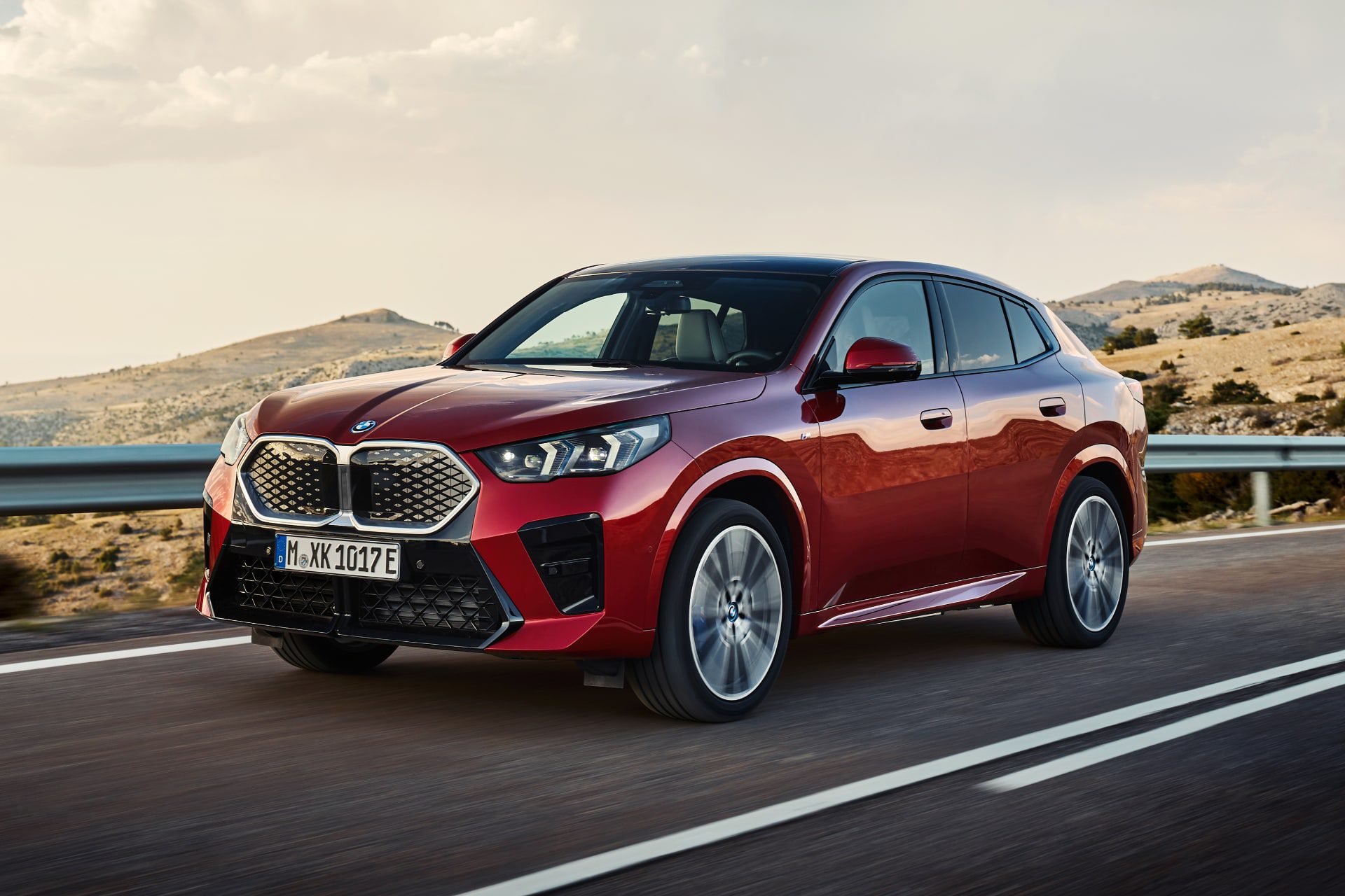 [새 차] BMW 뉴 X2 – 더 크고 현대적인 모습으로 바뀐 2세대 쿠페 스타일 소형 SUV