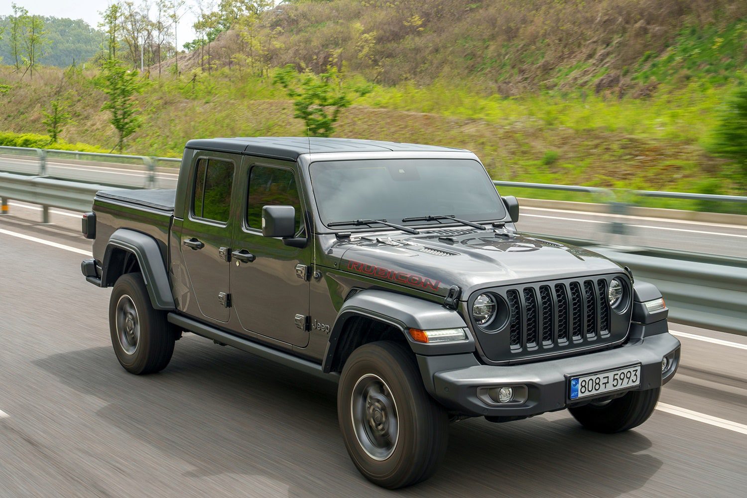 [새 차] 지프 글래디에이터 아미 스타 패키지 – 밀리터리 감성 더하는 데칼과 액세서리 더하고 굿즈도 함께 받을 수 있어