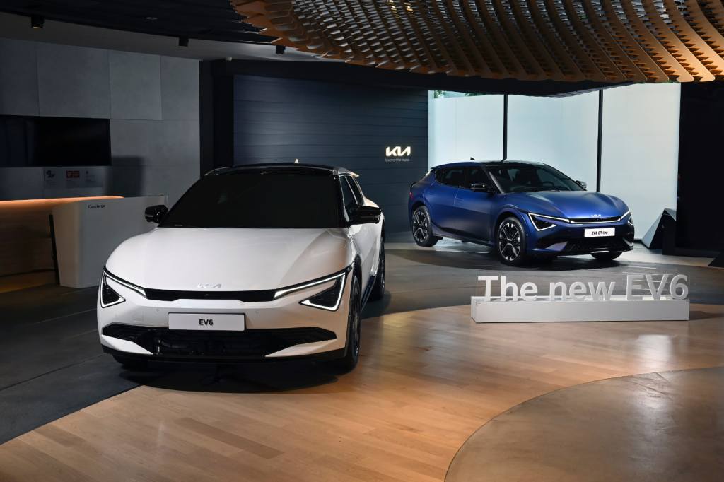 [새 차] 기아 더 뉴 EV6 – 최신 기아 디자인 요소 반영하고 4세대 배터리로 주행거리 길어지는 등 여러 부분&nbsp;개선되어