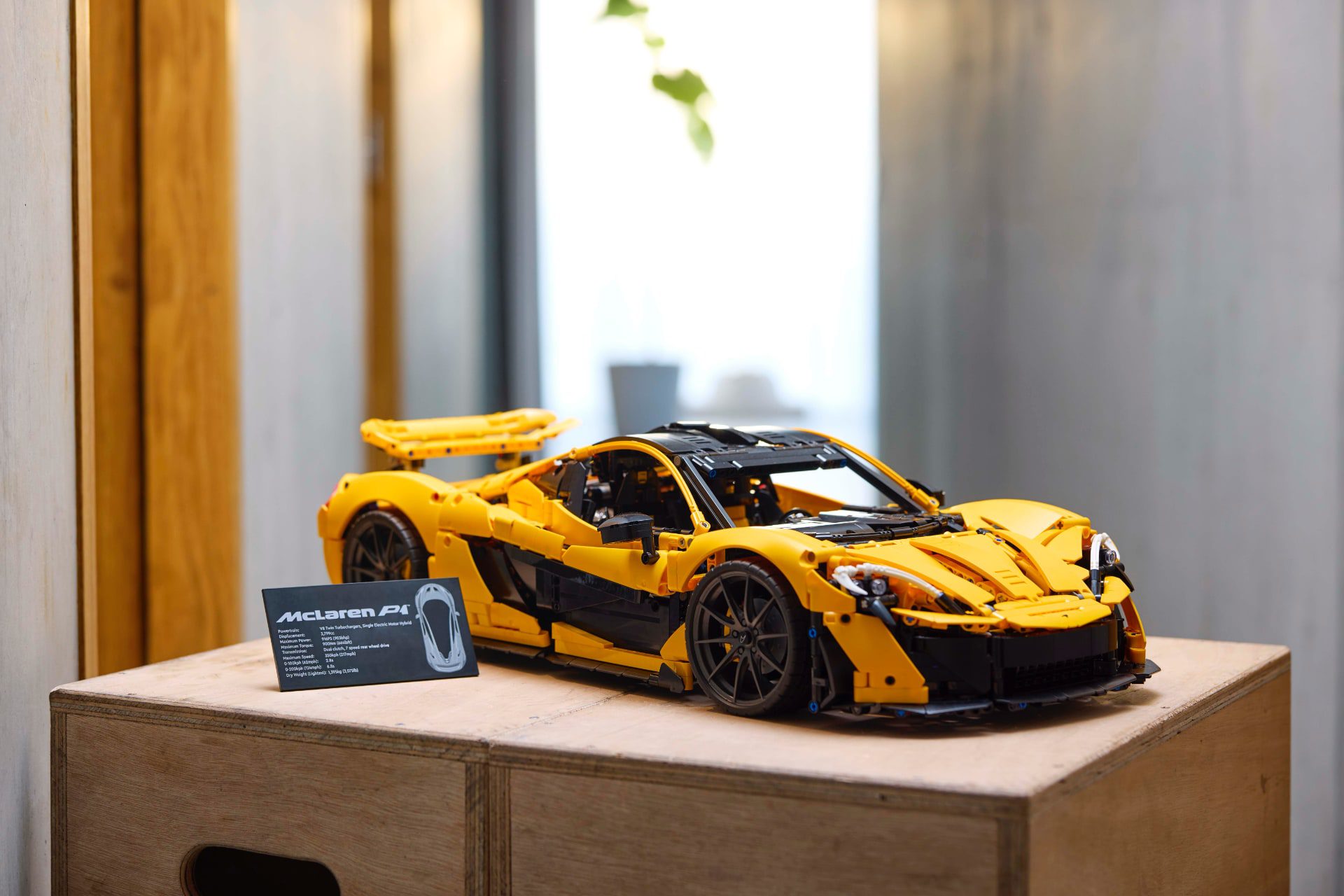 [새 상품] 레고® 테크닉 맥라렌 P1™ – 맥라렌 첫 하이브리드 하이퍼카를 조립식 블록 모형으로 정교하게 재현해