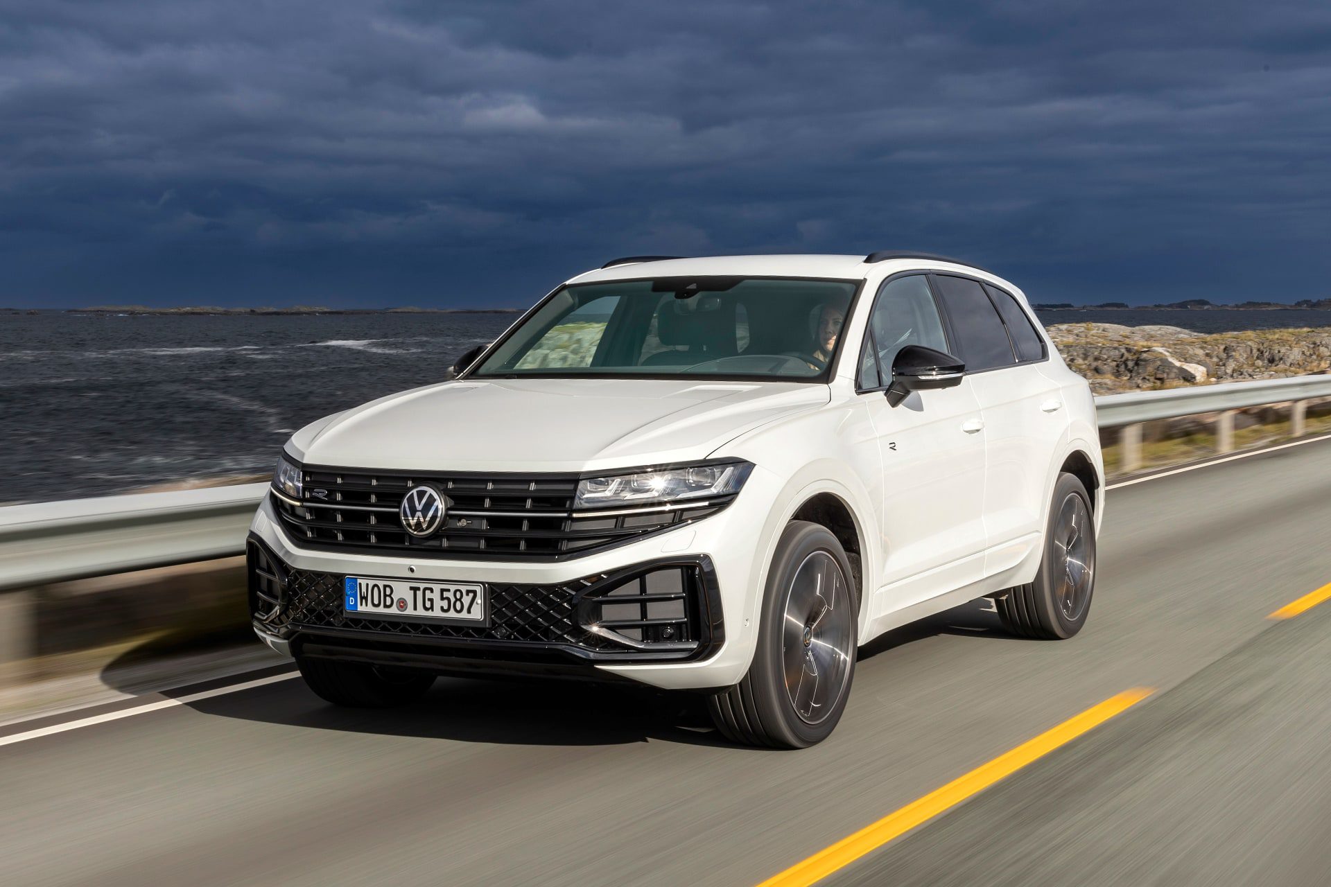 [새 차] 폭스바겐 신형 투아렉 – 안팎 다듬고 최신 안전 및 편의 사항 더한 3세대 부분 변경 모델