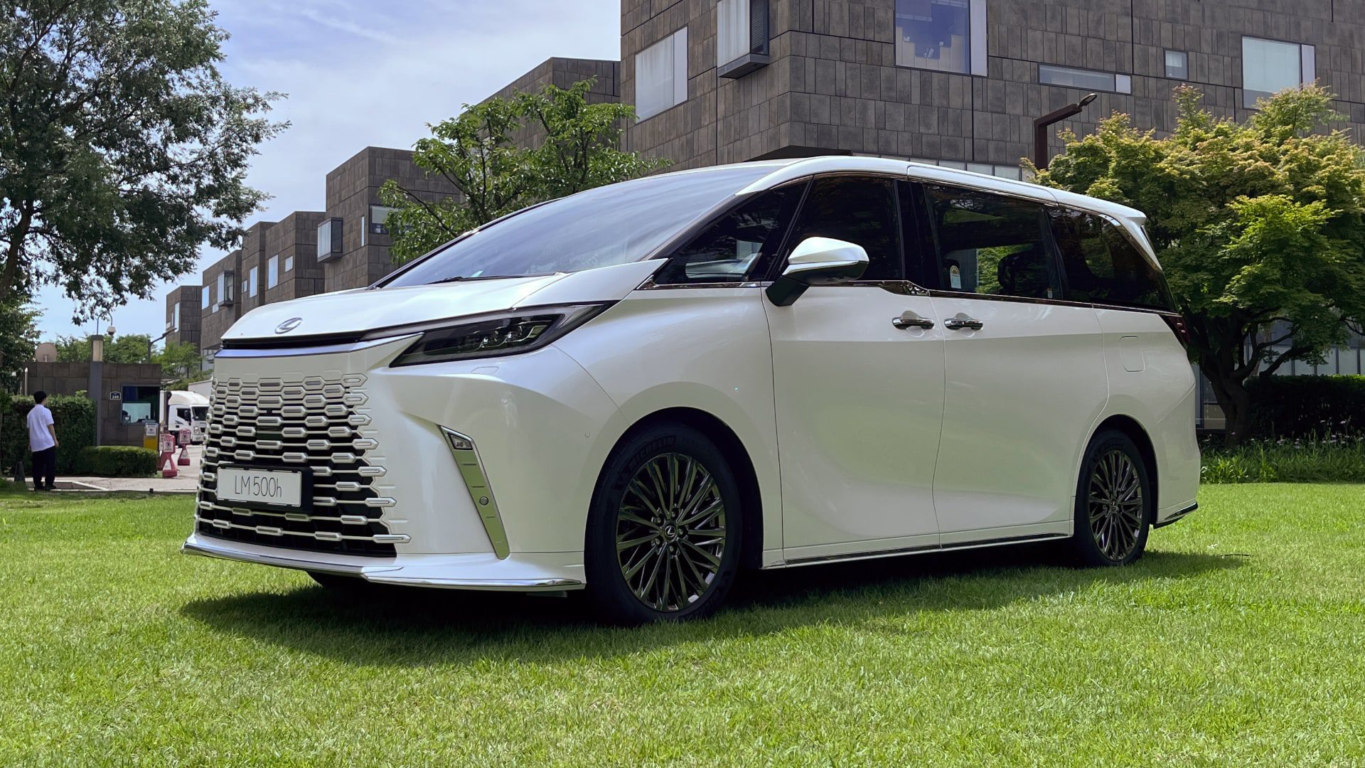 [영상-첫 시승] 렉서스 LM 500h 이그제큐티브 with 김학수 기자