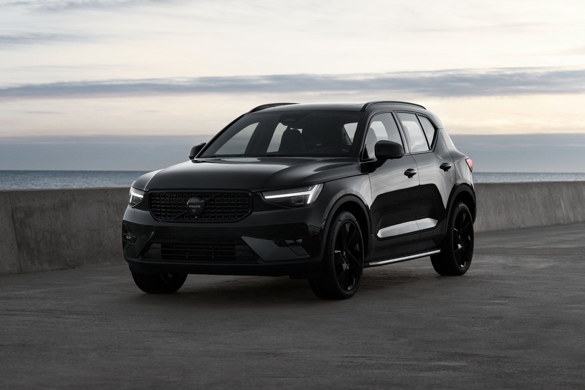 [새 차] 볼보 XC40 블랙 에디션 – 검은색의 강인한 이미지 담아 온라인으로 97대 한정 판매