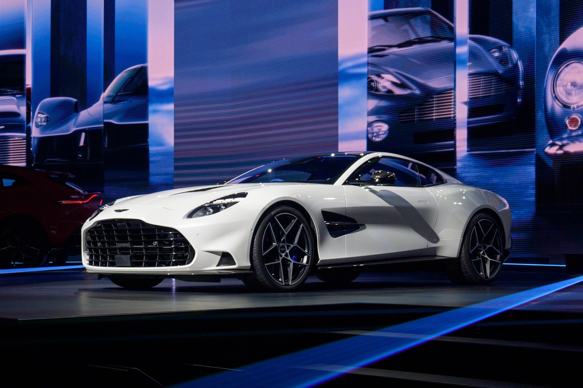 [국내 최초 공개] 애스턴 마틴 뱅퀴시 – 6년여 만에 부활한 프론트 엔진 애스턴 마틴 최상위 모델