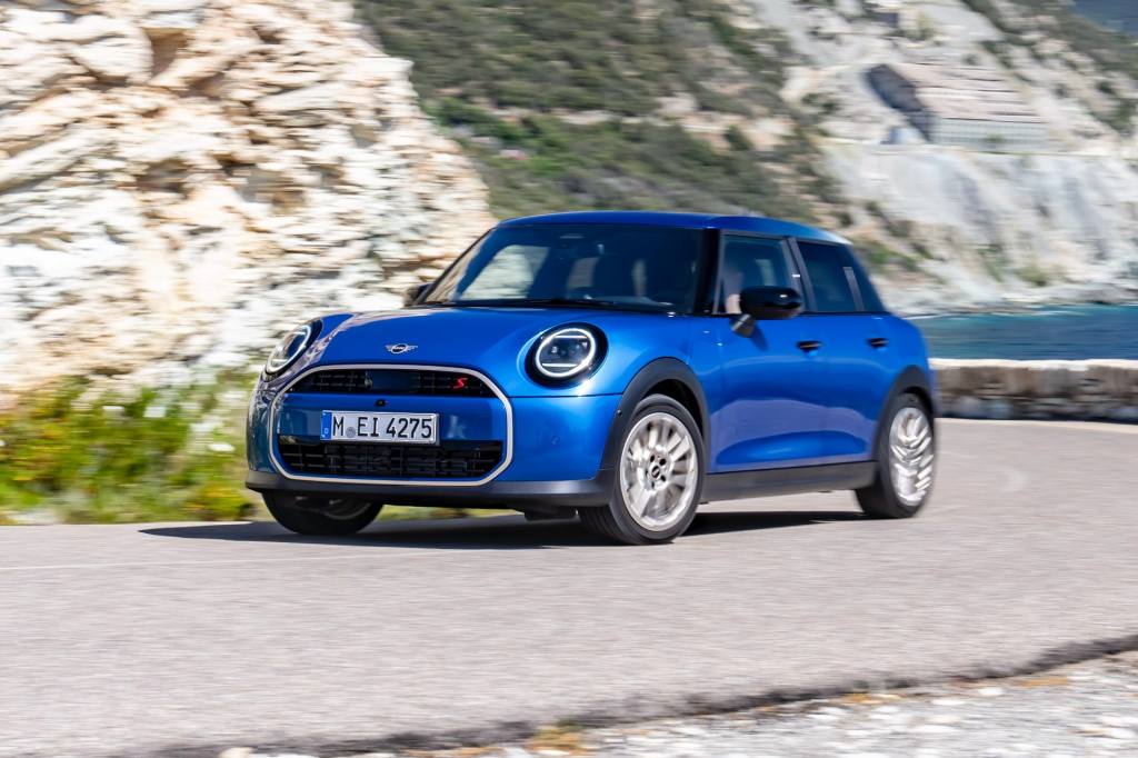 [새 차] 뉴 미니 쿠퍼 S 5도어 – 긴 휠베이스와 뒤 도어로 뒷좌석 편의성 높인 신세대 미니&nbsp;해치백