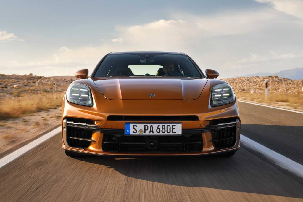 [새 차] 포르쉐 신형 파나메라 터보 E-하이브리드 – 성능과 효율, 승차감과 핸들링 모두 발전한 고성능 PHEV 4도어&nbsp;세단