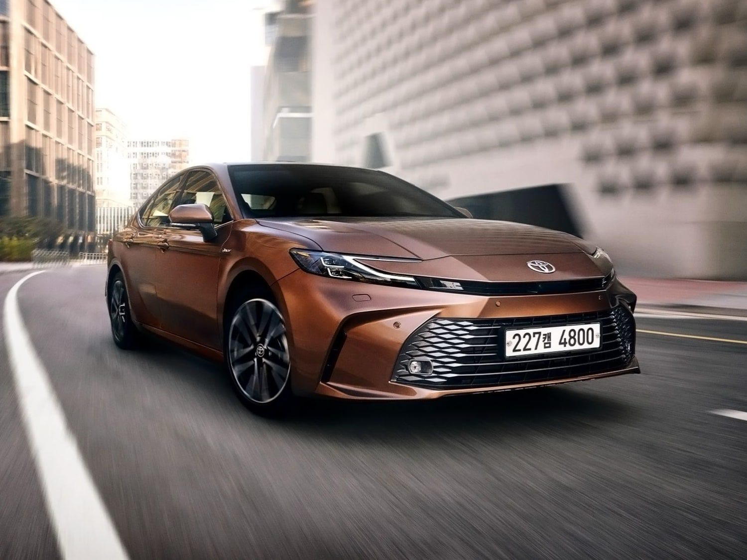 [새 차] 토요타 2025년형 캠리 하이브리드 – 더 숙성된 하이브리드 시스템 갖춘 9세대 모델