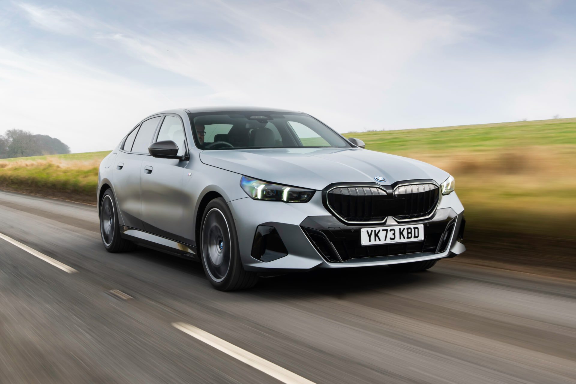 [새 차] BMW 뉴 550e xDrive – 5시리즈 첫 고성능 플러그인 하이브리드