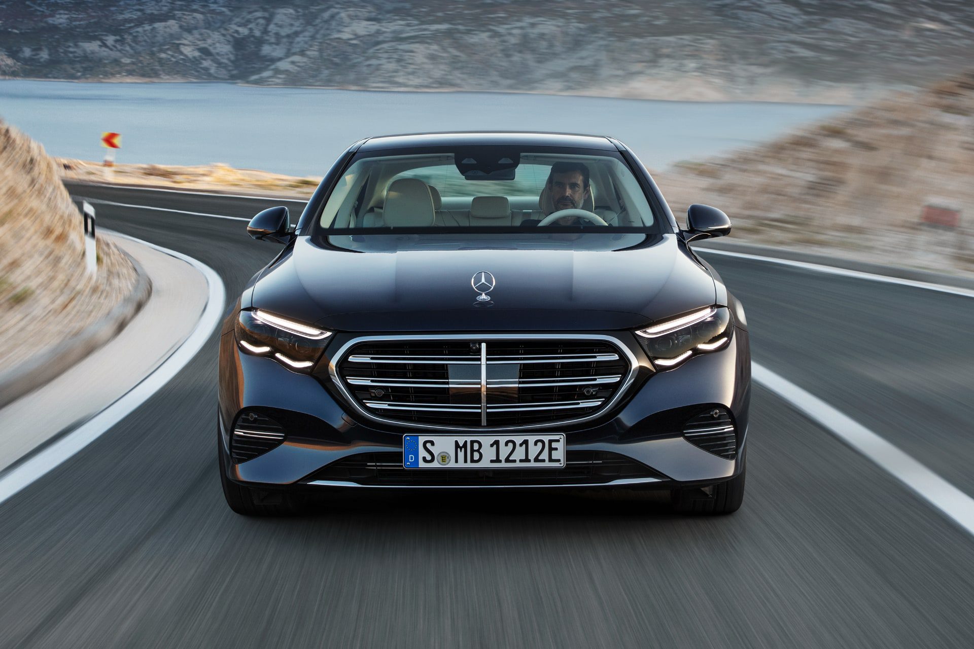 [새 차] 메르세데스-벤츠 E 350 e 4MATIC 위드 EQ 하이브리드 테크놀로지 – 전기 만으로 77km 달릴 수 있는 PHEV