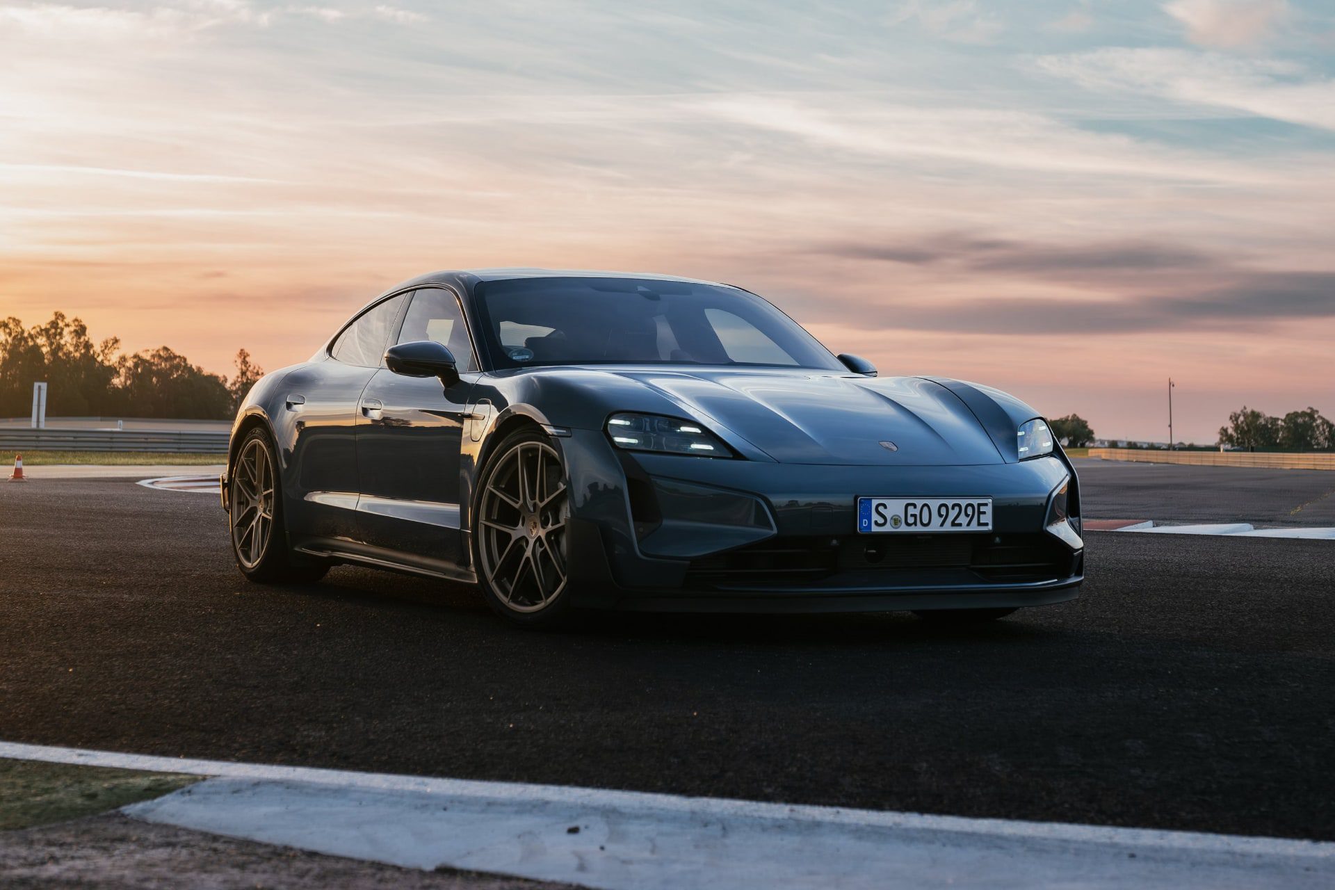 [새 차] 포르쉐 타이칸 터보 GT – 전기 스포츠 세단 타이칸 라인업의 새로운 플래그십 모델