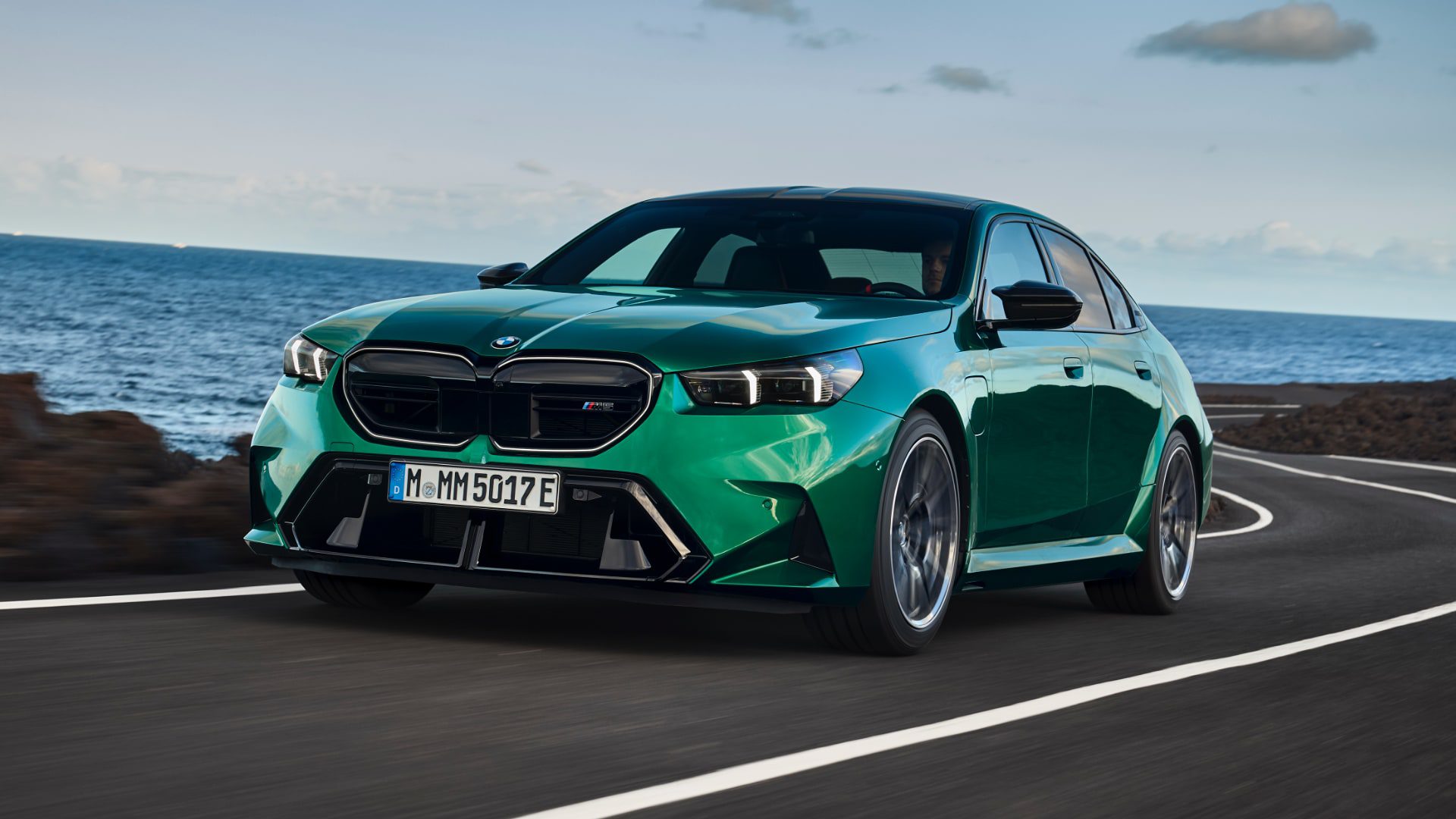 [새 차] BMW 뉴 M5 – 하이브리드 시스템으로 고성능・고효율 추구한 고성능 세단