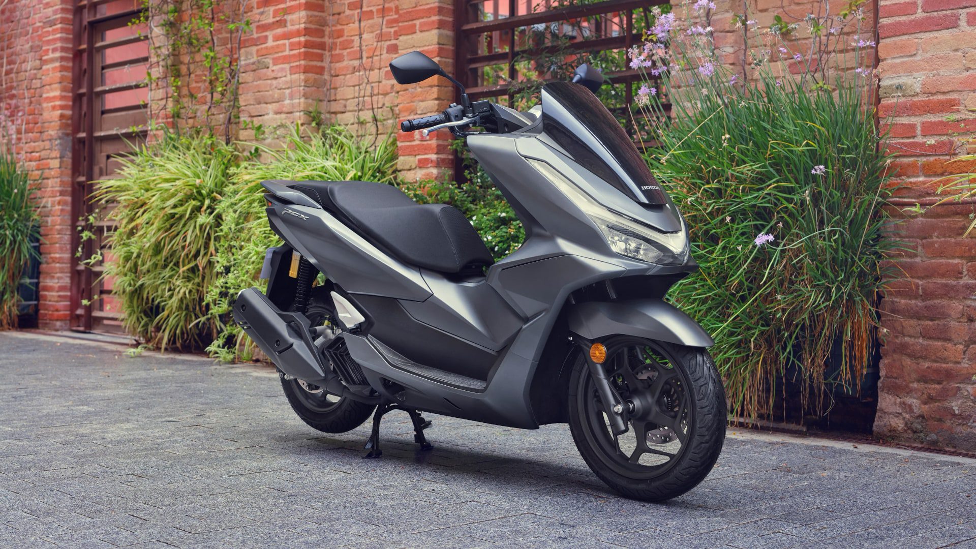 [새 바이크] 2025년형 혼다 PCX – 스타일 손질하고 기능 보강한 베스트셀링 스쿠터