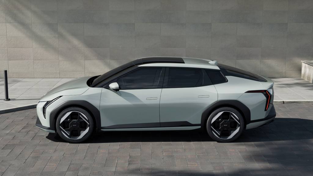 [최초 공개] K3 뒤 잇는 기아 첫 전동화 세단 – 더 기아&nbsp;EV4