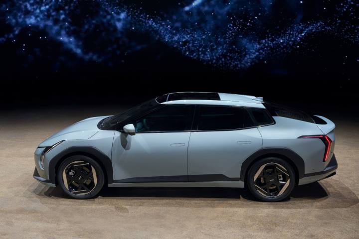 2025 기아 EV4 세단 / 2025 Kia EV4 Sedan