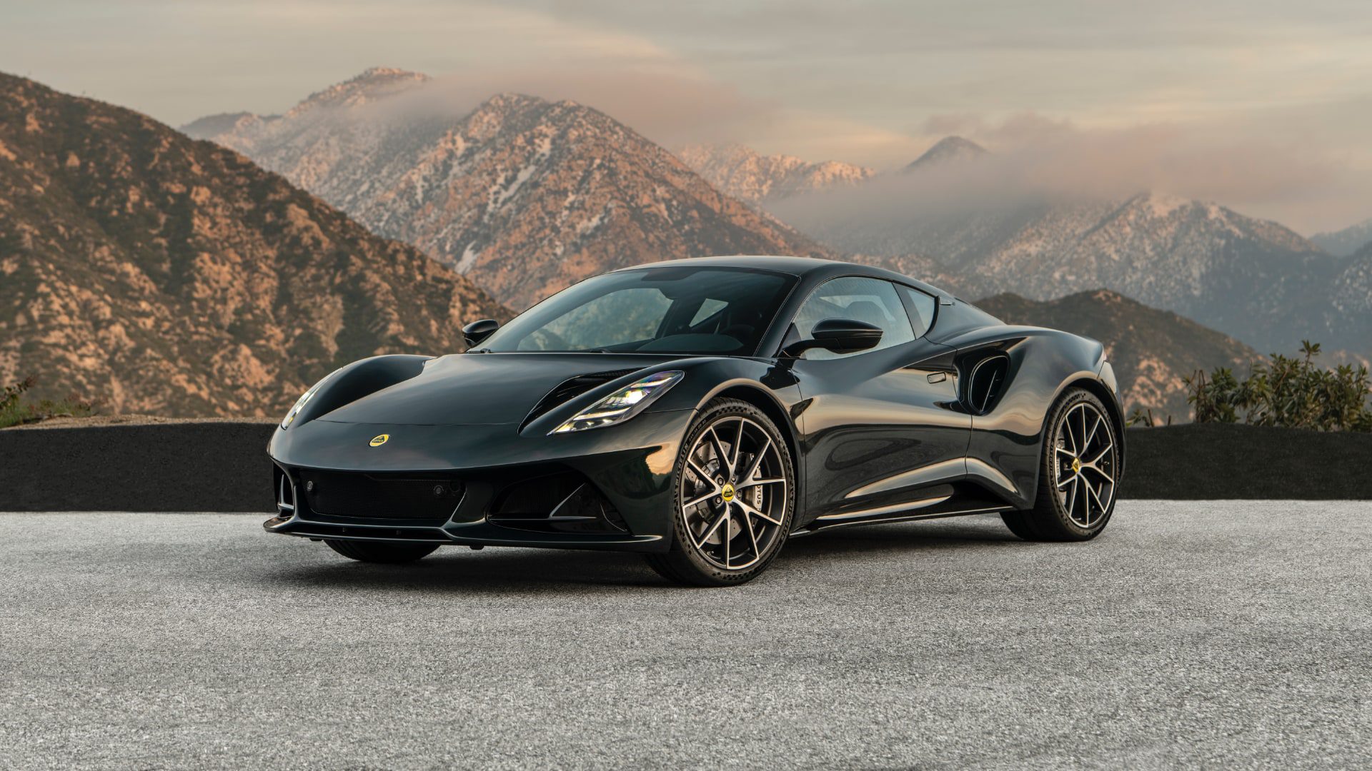 [새 차] 2.0L 터보 엔진 모델 기본값 소폭 올라 – 2025년형 로터스 에미라